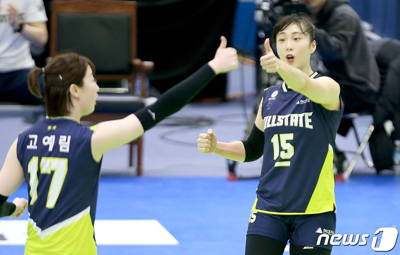 본문 이미지 - 15일 경기도 수원 실내 체육관에서 열린 도드람 2019-20 V리그 현대건설과 인삼공사 와의 경기에서 현대건설 황민경(오른쪽)이 고예림을 향해 엄지를 치켜세우고 있다. (현대건설 배구단 제공)2020.2.15/뉴스1