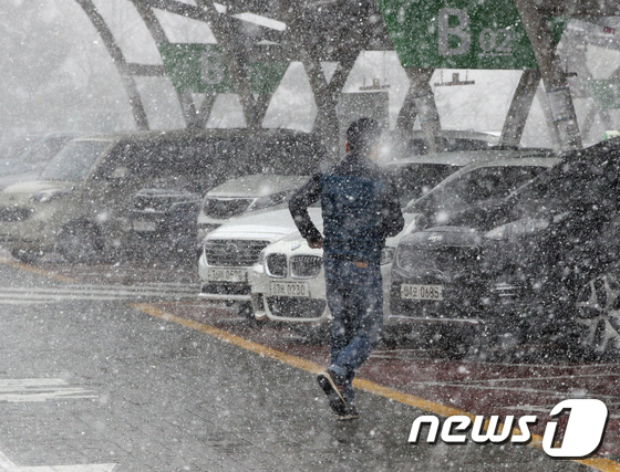 16일 오후 충남 천안시 입장휴게소 서울방면에서 많은 눈이 내려 시민들이 발걸음을 재촉하고 있다. 2020.2.16/뉴스1 © News1 신웅수 기자