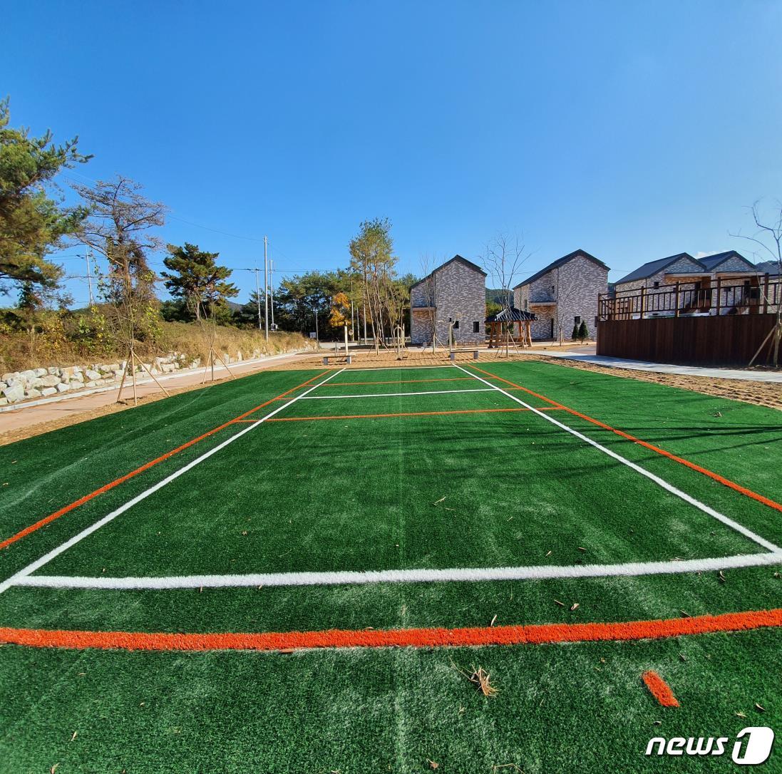 본문 이미지 - 전북 고창군은 유네스코 생물권보전 지역 핵심지역인 아산면 운곡습지 일원에 ‘람사르 운곡습지 유스호스텔’을 준공하고 이달 17일부터 다음 달 말까지 시범 운영한다. 람사르 운곡습지 유스호스텔 내 족구장.ⓒ 뉴스1