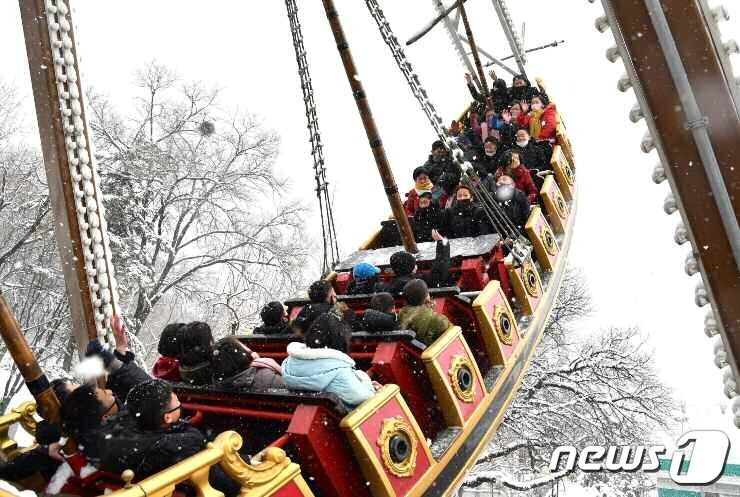 본문 이미지 - (평양 노동신문=뉴스1) = 북한 노동당 기관지 노동신문은 17일 "광명성절을 뜻깊게 경축한 인민들＂이라며 관련 사진을 보도했다. 신문은 주민들이 김정일 국방위원장의 생일인 광명성절(2월 16일)을 맞아 '명절 분위기'를 즐겼다고 전했다. 사진은 개선청년공원유희장에서 놀이기구를 타는 북한 주민들. [국내에서만 사용가능. 재배포 금지. DB 금지. For Use Only in the Republic of Korea. Redistribution Prohibited] rodongphoto@news1.kr