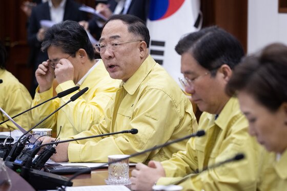 본문 이미지 - 홍남기 경제부총리 겸 기획재정부 장관이 17일 서울 종로구 정부서울청사에서 열린 신종 코로나바이러스 감염증(코로나19) 대응 경제관계장관회의에서 모두발언을 하고 있다. 2020.2.17/뉴스1 ⓒ News1 유승관 기자