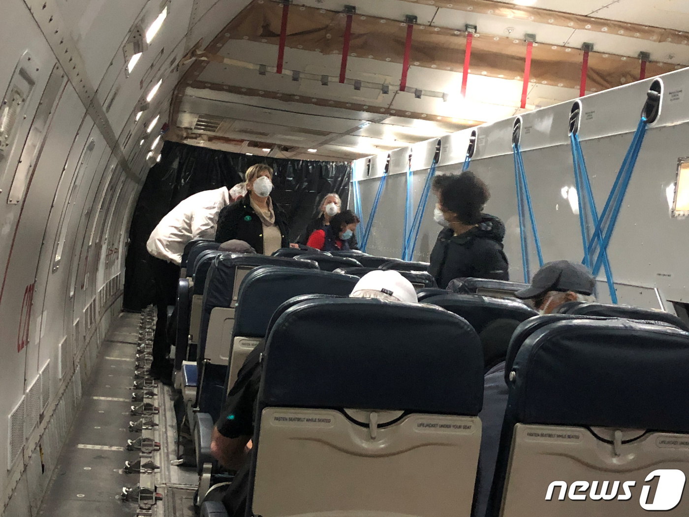 (도쿄 로이터=뉴스1) 우동명 기자 = 17일 (현지시간) 코로나19 환자가 집단 발생한 요코하마항에 정박 중인 크루즈선 다이아몬드 프린세스호에 탑승했던 미국인들이 도쿄 하네다 공 …