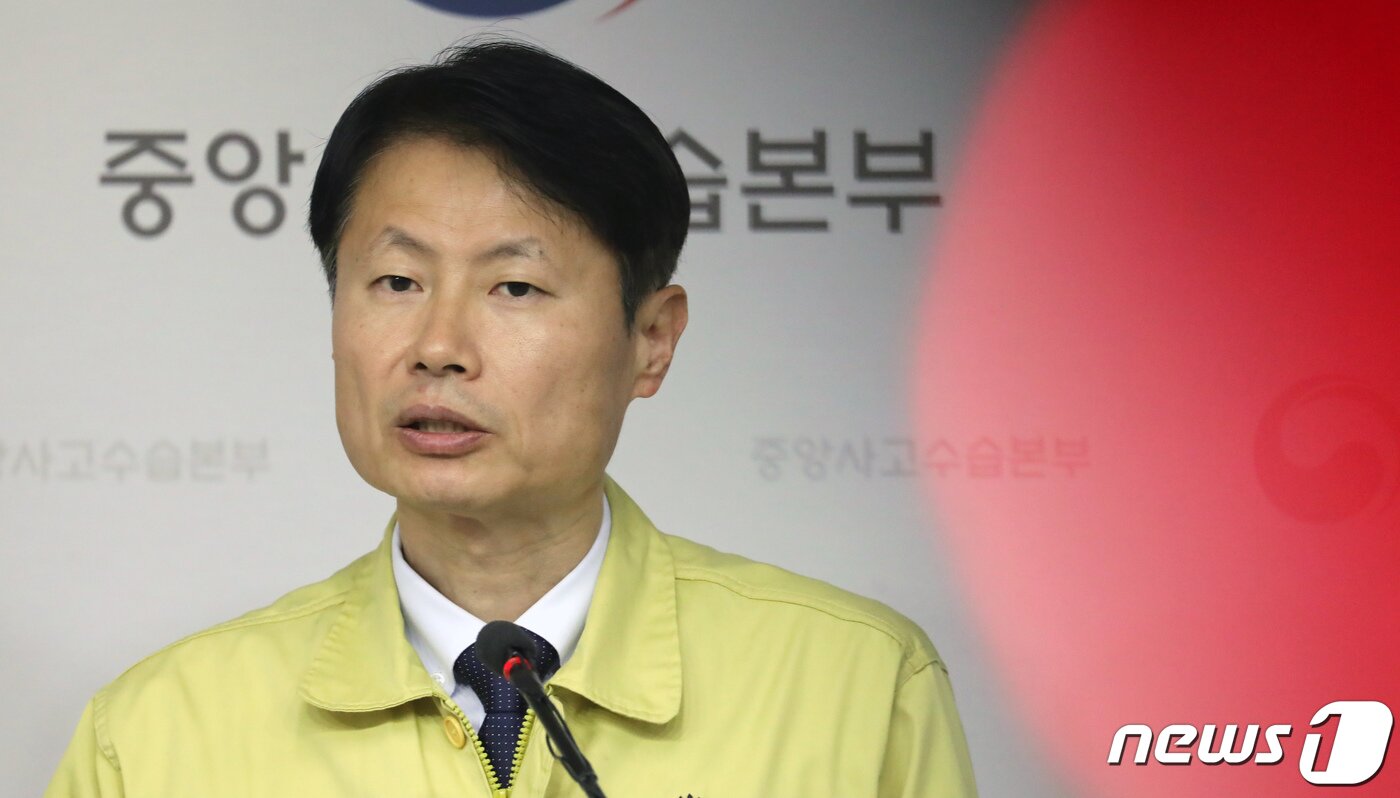 본문 이미지 - 김강립 보건복지부 차관이 17일 정부세종청사 보건복지부 브리핑실에서 코로나19 정례 브리핑을 하고 있다. 2020.2.17/뉴스1 ⓒ News1 장수영 기자