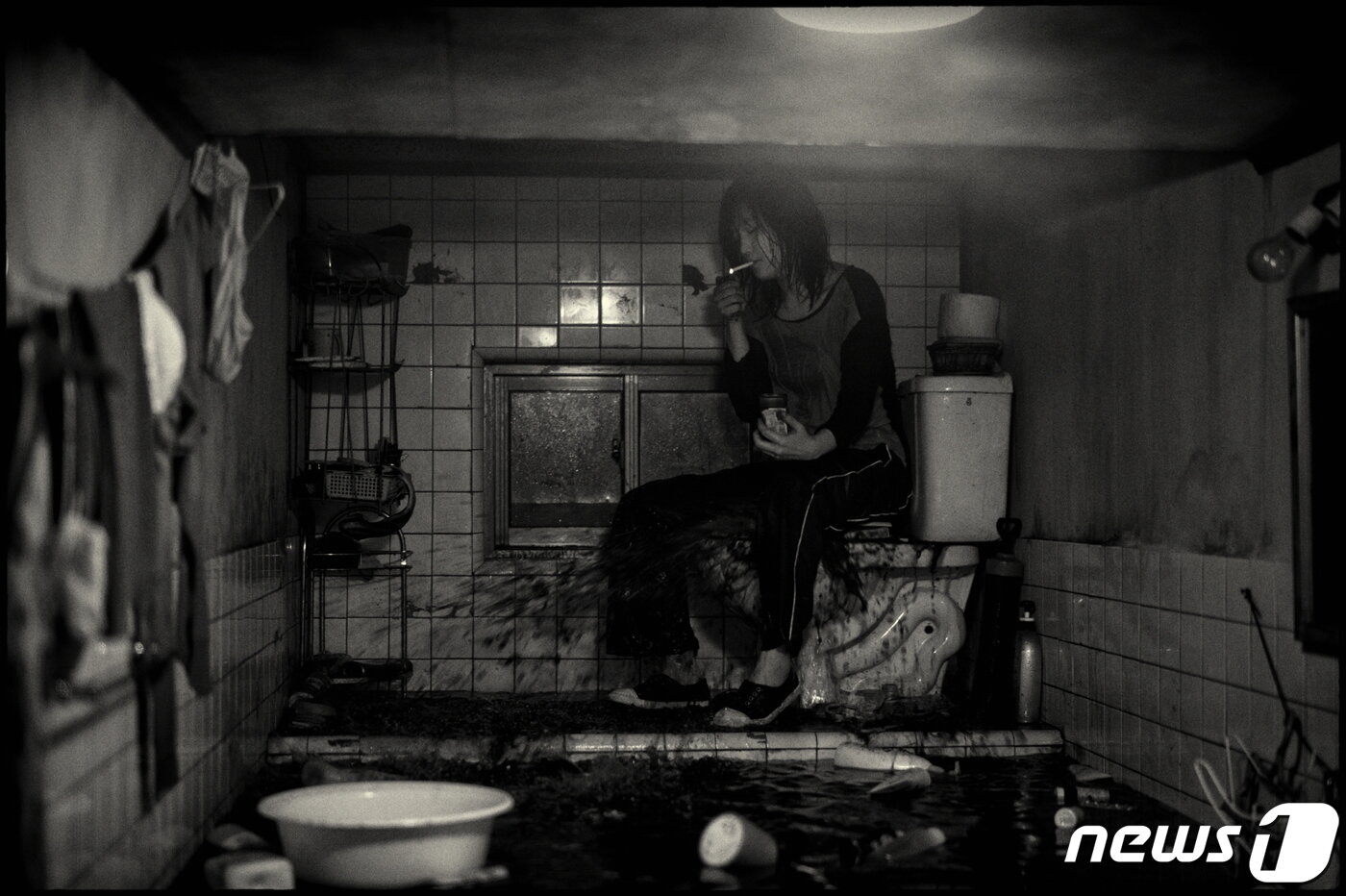 본문 이미지 - 영화 '기생충' 흑백판 스틸(CJ엔터테인먼트 제공) 2020.2.17/뉴스1