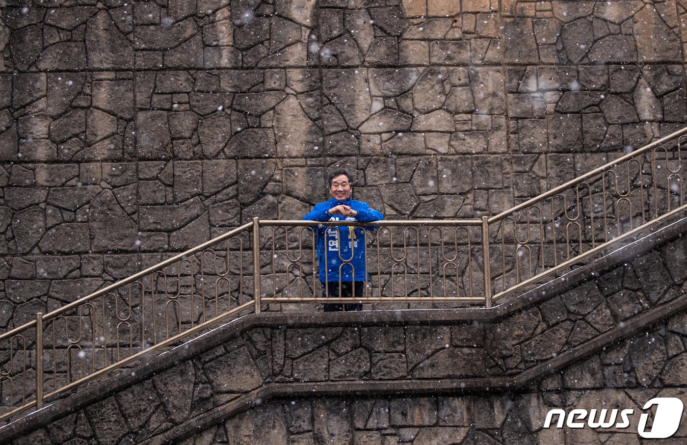 본문 이미지 - 더불어민주당 후보로 종로 출마를 선언한 이낙연 전 국무총리가 17일 오전 서울 종로구 부암동에 위치한 영화 '기생충' 촬영지를 찾아 주민들에게 인사하고 있다. 2020.2.17/뉴스1 ⓒ News1 박지혜 기자