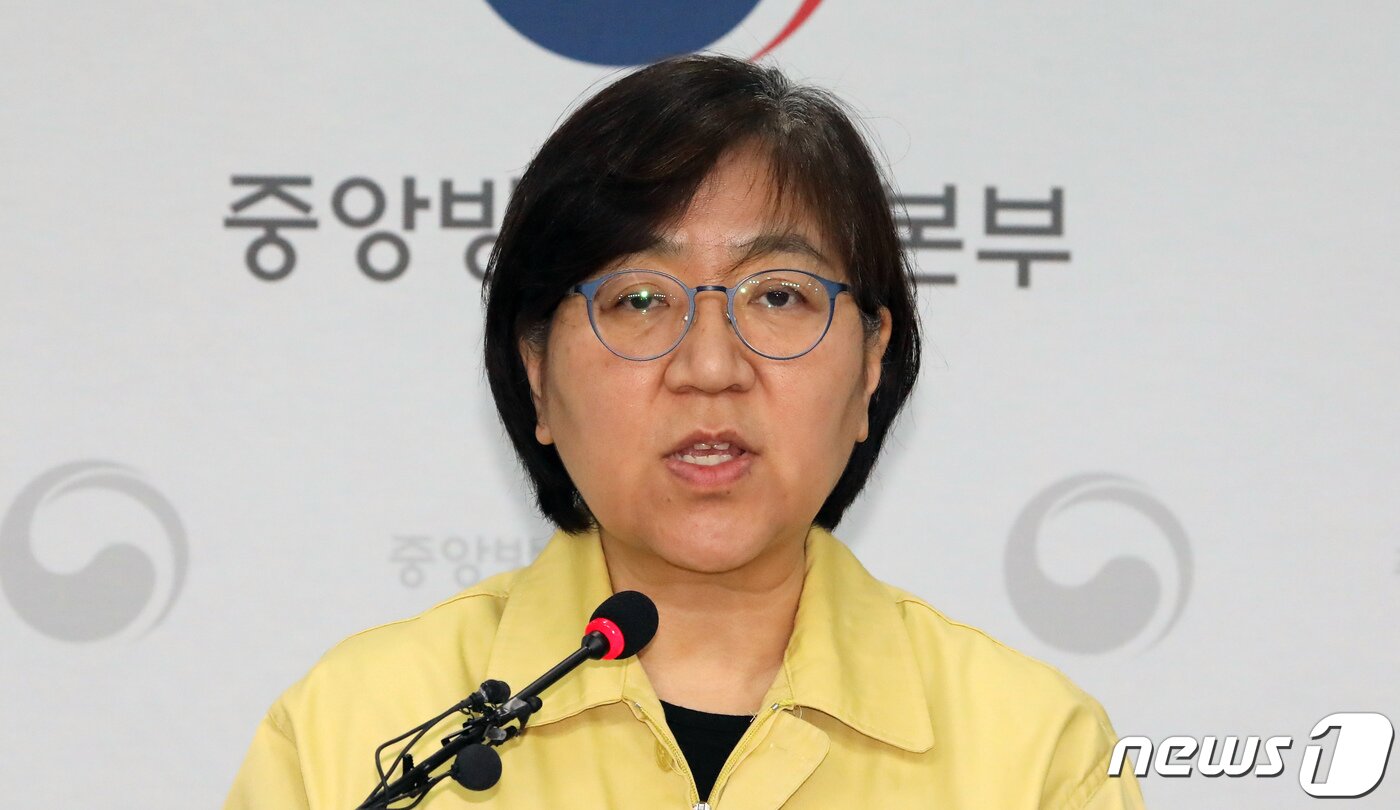 본문 이미지 - 정은경 질병관리본부장이 17일 충북 청주시 오송읍 질병관리본부 브리핑실에서 코로나19 국내 발생 현황 브리핑을 하고 있다. 2020.2.17/뉴스1 ⓒ News1 장수영 기자