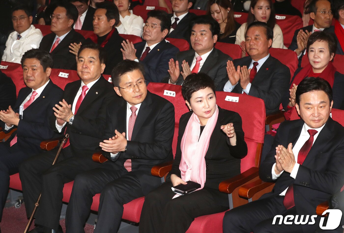 본문 이미지 - 17일 서울 여의도 국회 의원회관에서 열린 미래통합당 출범식에서 황교안 자유한국당 대표, 유의동 새로운보수당 책임대표, 이언주 전진당 대표 등 참석자들이 박수를 치고 있다. 2020.2.17/뉴스1 ⓒ News1 임세영 기자