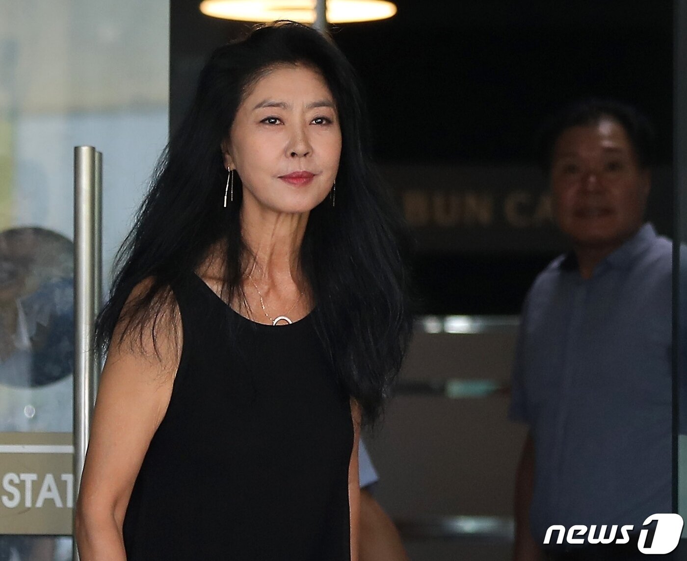 본문 이미지 - 2년전 &#39;여배우 스캔들&#39; 사건 통화 유출 사건을 끄집어내며 소설가 공지영을 저격하고 나선 배우 김부선씨 ⓒ 뉴스1