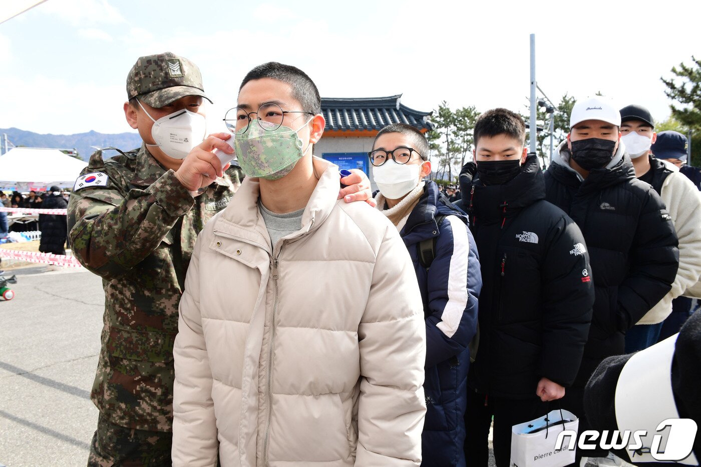 본문 이미지 - 지난 2월 경남 진해 해군사령부에서 입영 전 체온을 측정하고 있는 664기 해군 입영대상자들. 2020.2.17/뉴스1