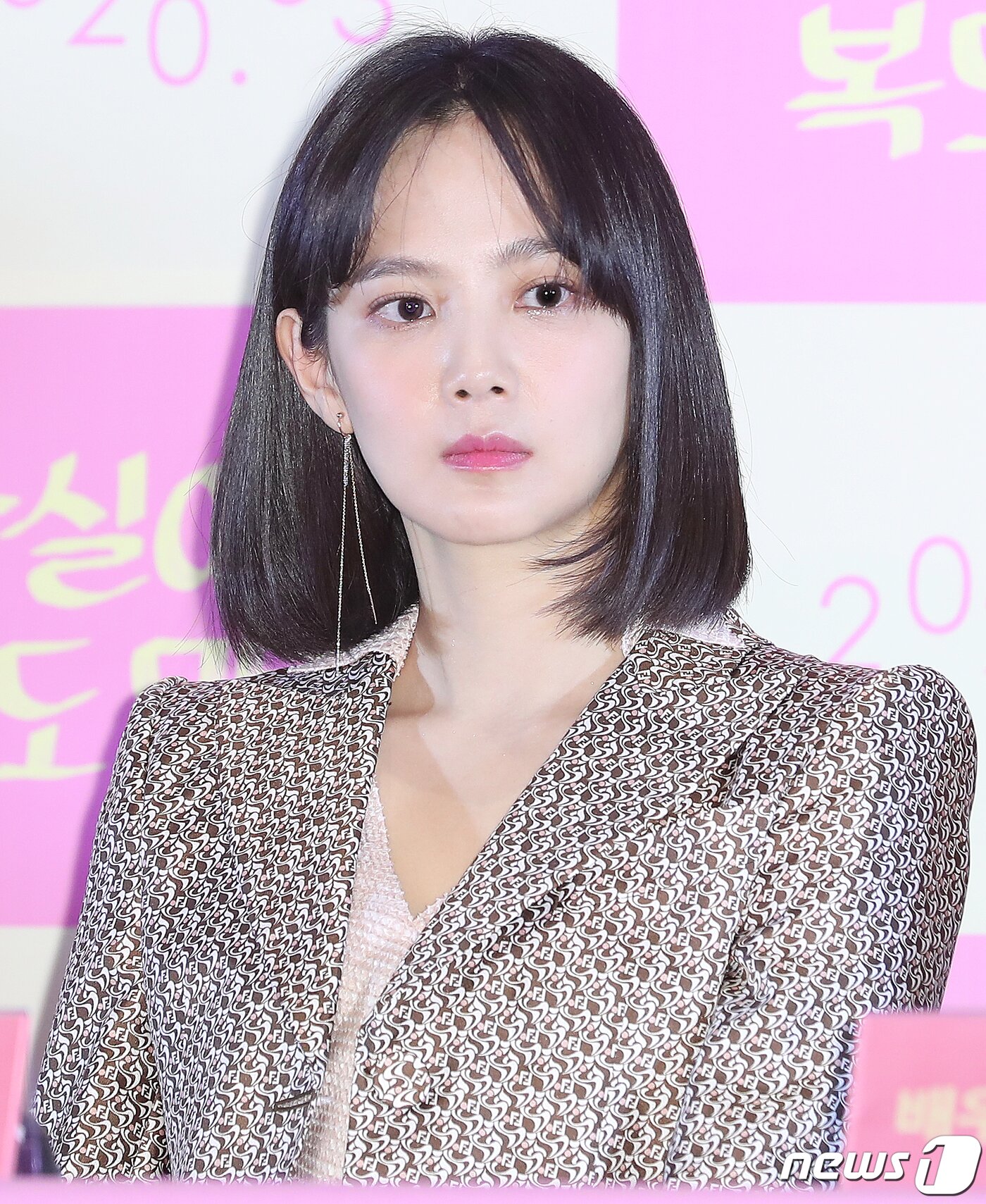 본문 이미지 - 배우 윤승아가 17일 오후 서울 용산구 CGV 용산아이파크몰에서 열린 영화 ‘찬실이는 복도 많지’ 언론시사회에 참석해 취재진의 질문을 듣고 있다. ‘찬실이는 복도 많지’는 인생 최대의 위기, 극복은 셀프! 행복은 덤! 씩씩하고 '복' 많은 찬실이의 현생 극복기를 담은 작품이다. 2020.2.17/뉴스1 ⓒ News1 김진환 기자