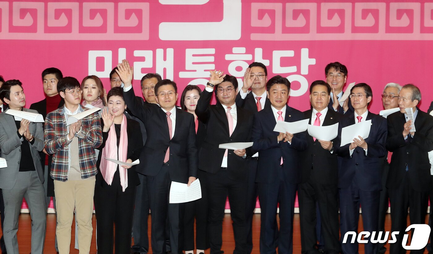 본문 이미지 - 황교안 미래통합당 대표와 새 지도부가 지난 2월 17일 서울 여의도 국회에서 열린 출범식에서 인사를 하고 있다. 2020.2.17/뉴스1 ⓒ News1 김명섭 기자