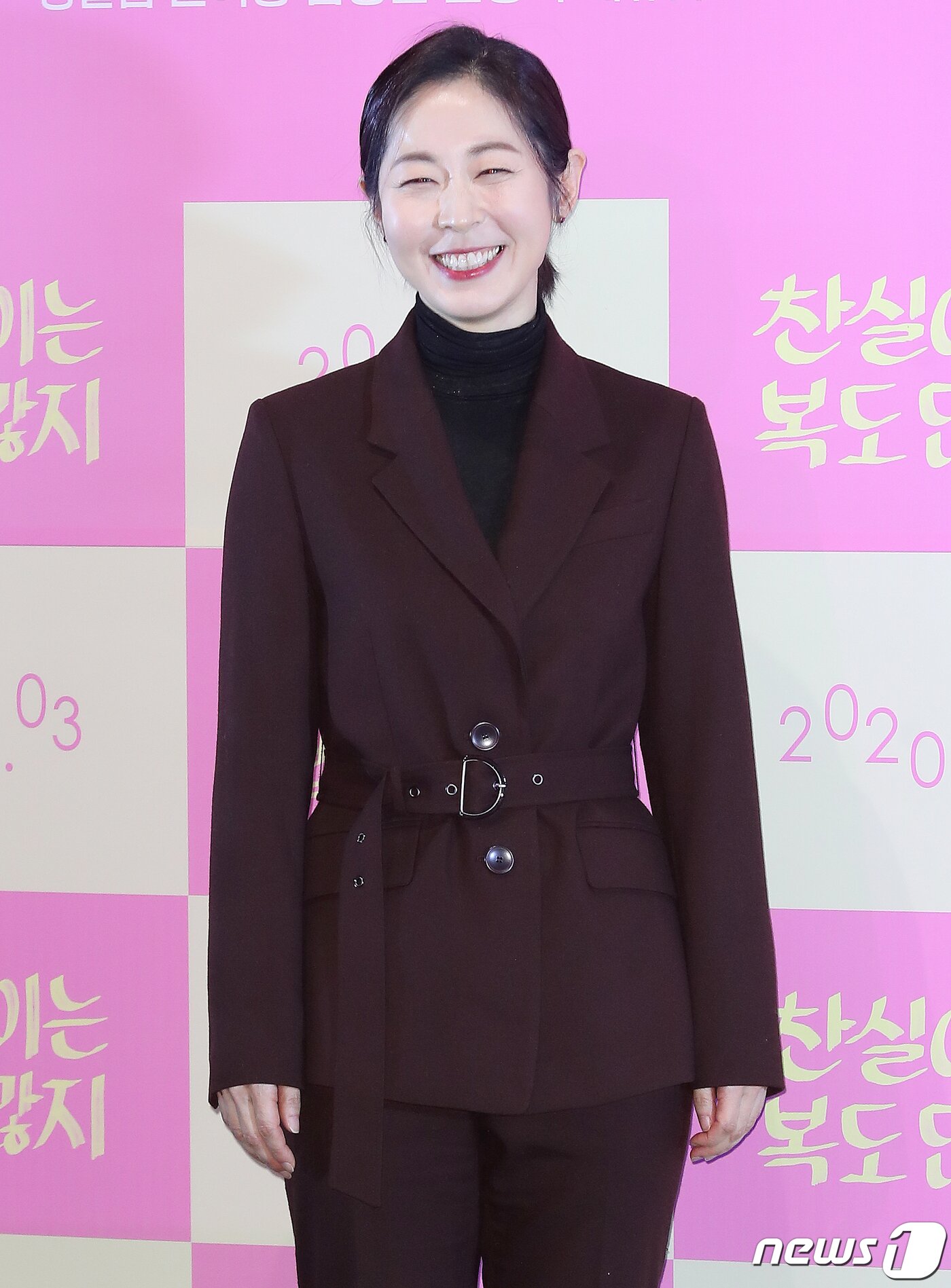 본문 이미지 - 배우 강말금이 17일 오후 서울 용산구 CGV 용산아이파크몰에서 열린 영화 ‘찬실이는 복도 많지’ 언론시사회에 참석해 포즈를 취하고 있다. ‘찬실이는 복도 많지’는 인생 최대의 위기, 극복은 셀프! 행복은 덤! 씩씩하고 '복' 많은 찬실이의 현생 극복기를 담은 작품이다. 2020.2.17/뉴스1 ⓒ News1 김진환 기자