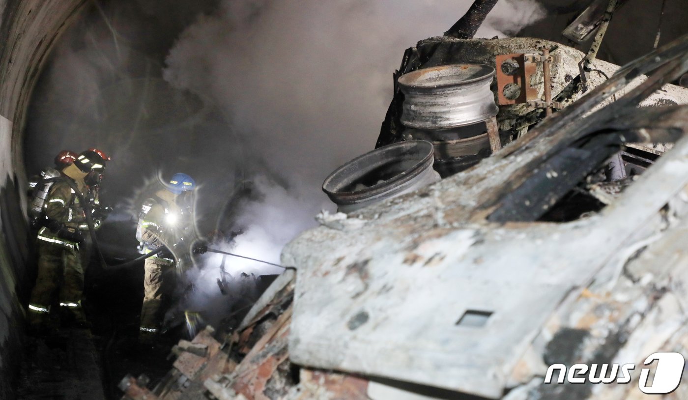 본문 이미지 - 17일 낮 12시 30분께 순천~완주 고속도로 상행선 사매2터널에서 빙판길 사고로 추정되는 다중 추돌사고가 발생한 가운데 사고 현장에 출동한 소방관계자들이 진화 작업을 하고 있다. 2020.2.17/뉴스1 ⓒ News1 유경석 기자