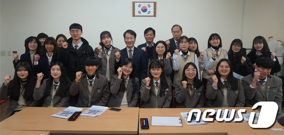 이원욱 국회의원이 동탄고등학교 학생들과 간담회를 마친 뒤 기념촬영을 하고 있다. (이원욱 국회의원실 제공)© 뉴스1