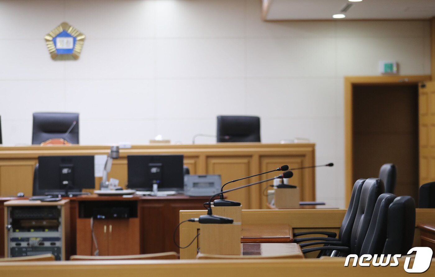 본문 이미지 - 제주지방법원 201호 법정 내부. 2020.2.18/뉴스1 ⓒ News1 오현지 기자