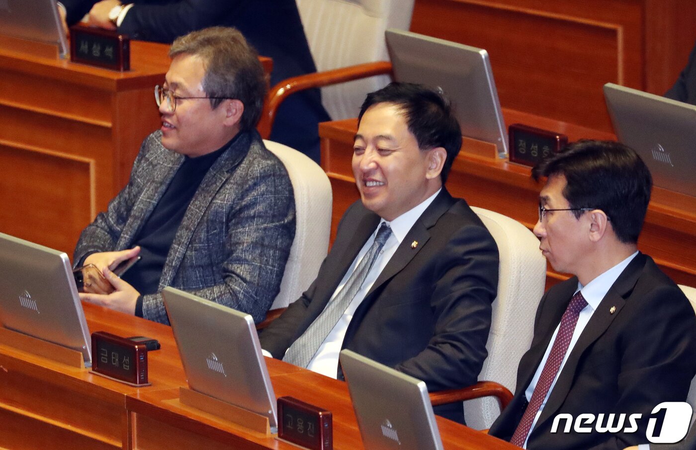 본문 이미지 - 금태섭 더불어민주당 의원이 18일 서울 여의도 국회에서 열린 제376회 제1차본회의에서 고용진 의원과 대화를 하고 있다. 2월 임시국회는 교섭단체 대표연설을 시작으로 24-26일 대정부 질문, 27일과 3월5일 본회의 등의 일정으로 30일동안 열린다. 2020.2.18/뉴스1 ⓒ News1 김명섭 기자