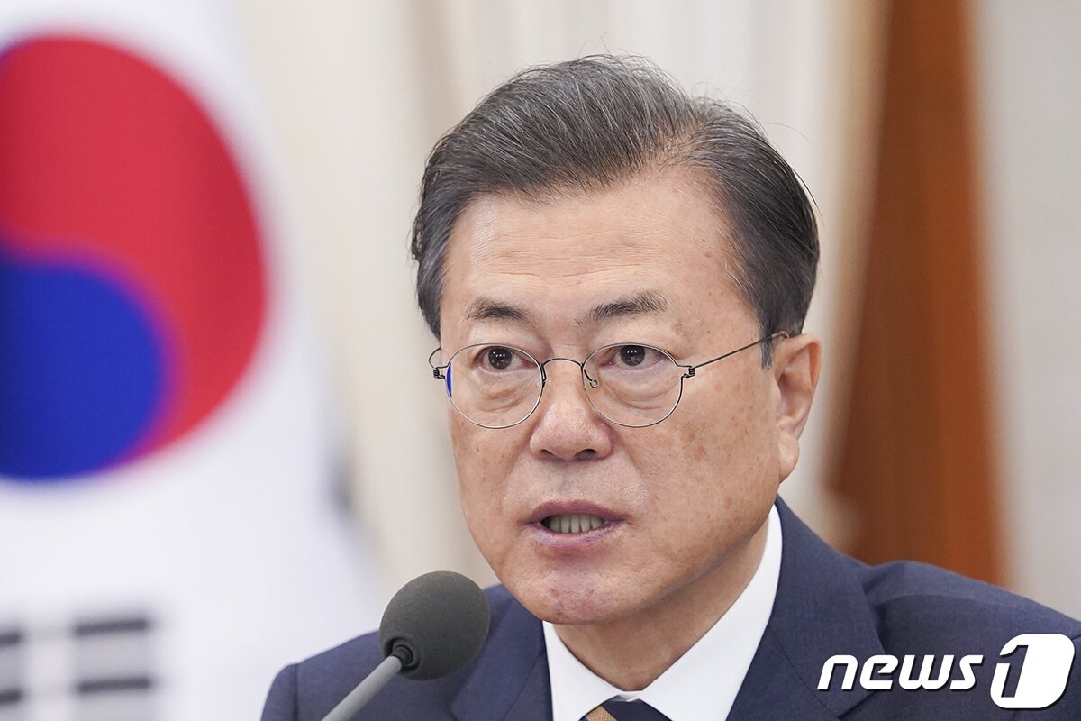 본문 이미지 - 문재인 대통령이 지난달 18일 청와대에서 국무회의를 주재하고 있다. &#40;청와대 제공&#41; 2020.2.18/뉴스1