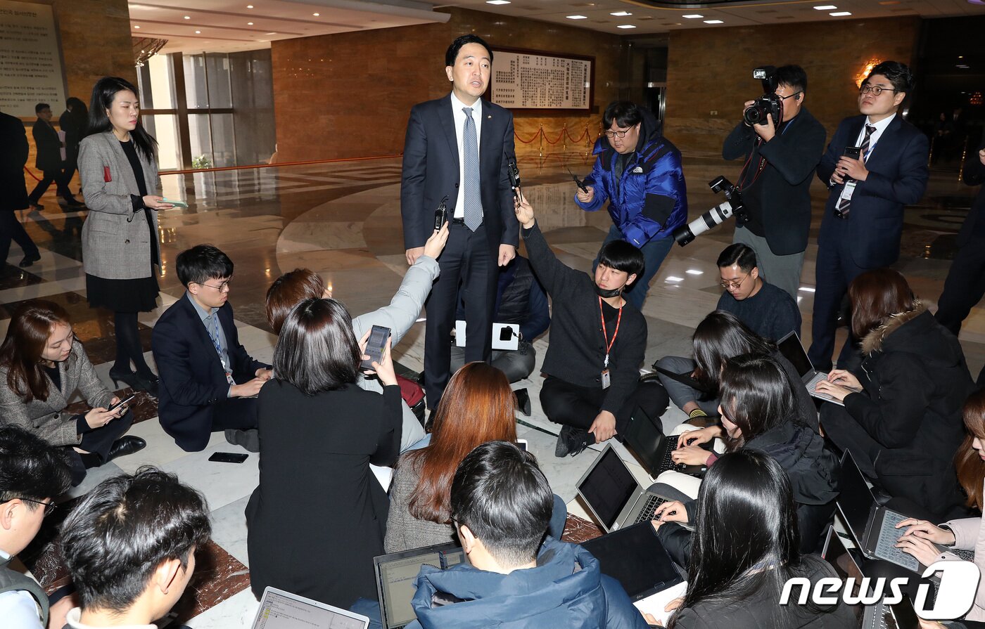 본문 이미지 - 금태섭 더불어민주당 당시 의원이 지난 2월18일 오전 서울 여의도 국회에서 열린 의원총회에 참석하며 공천관련 입장을 밝히고 있다. 금 의원은 '조국백서' 필자인 김남국 변호사가 자신의 지역구인 서울 강서구갑에 출마하는 것과 관련해 "이번 총선을 조국 수호 선거로 치를 수는 없다＂고 밝혔다. 2020.2.18/뉴스1 ⓒ News1 박세연 기자