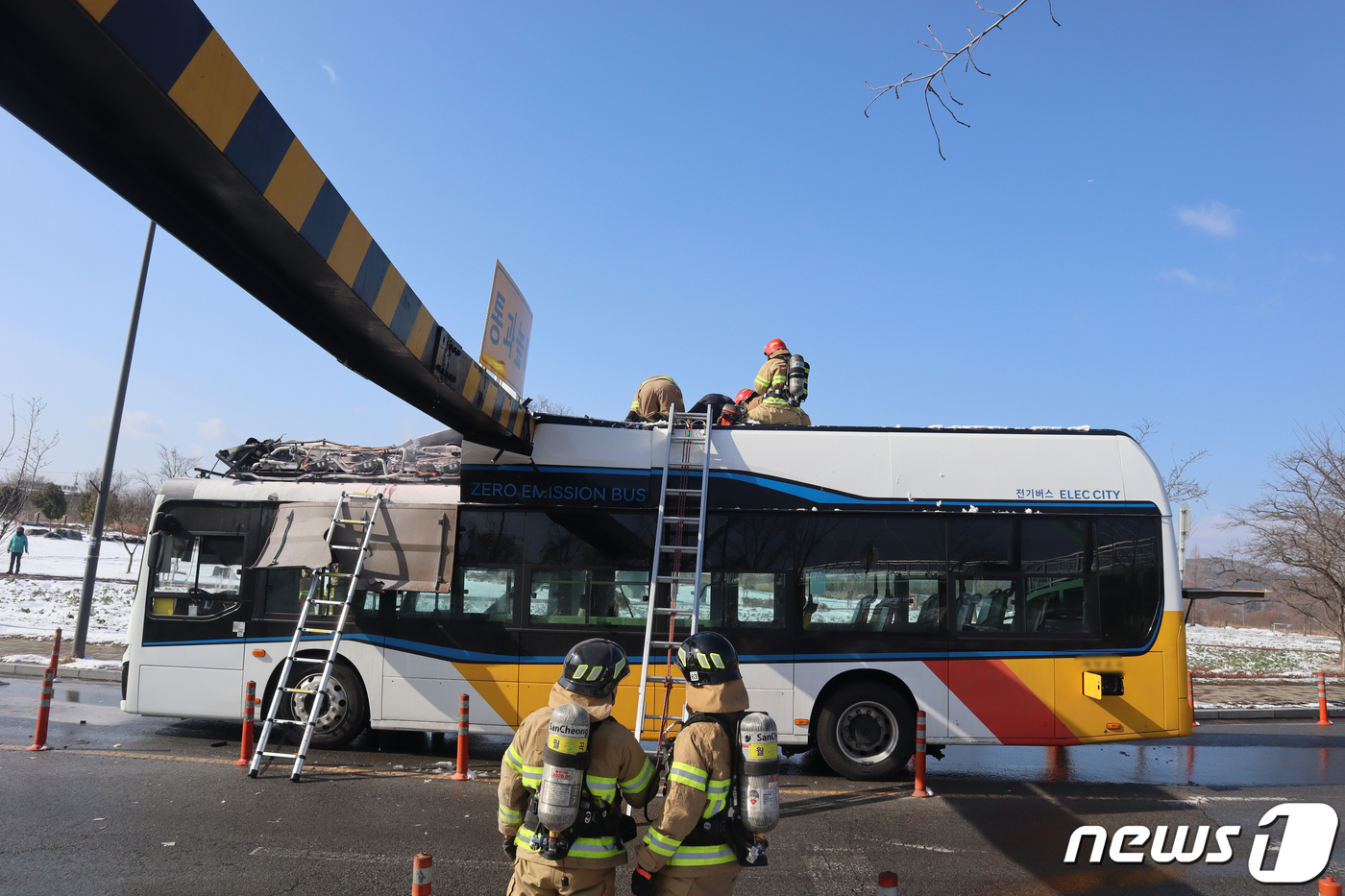 (광주=뉴스1) 허단비 기자 = 18일 오전 9시58분쯤 광주 광산구 선암동 한 천변길(선운지구~평동 방면)에서 시내버스가 3m 높이제한 철골 구조물에 끼여있다.(광주소방본부제공) …
