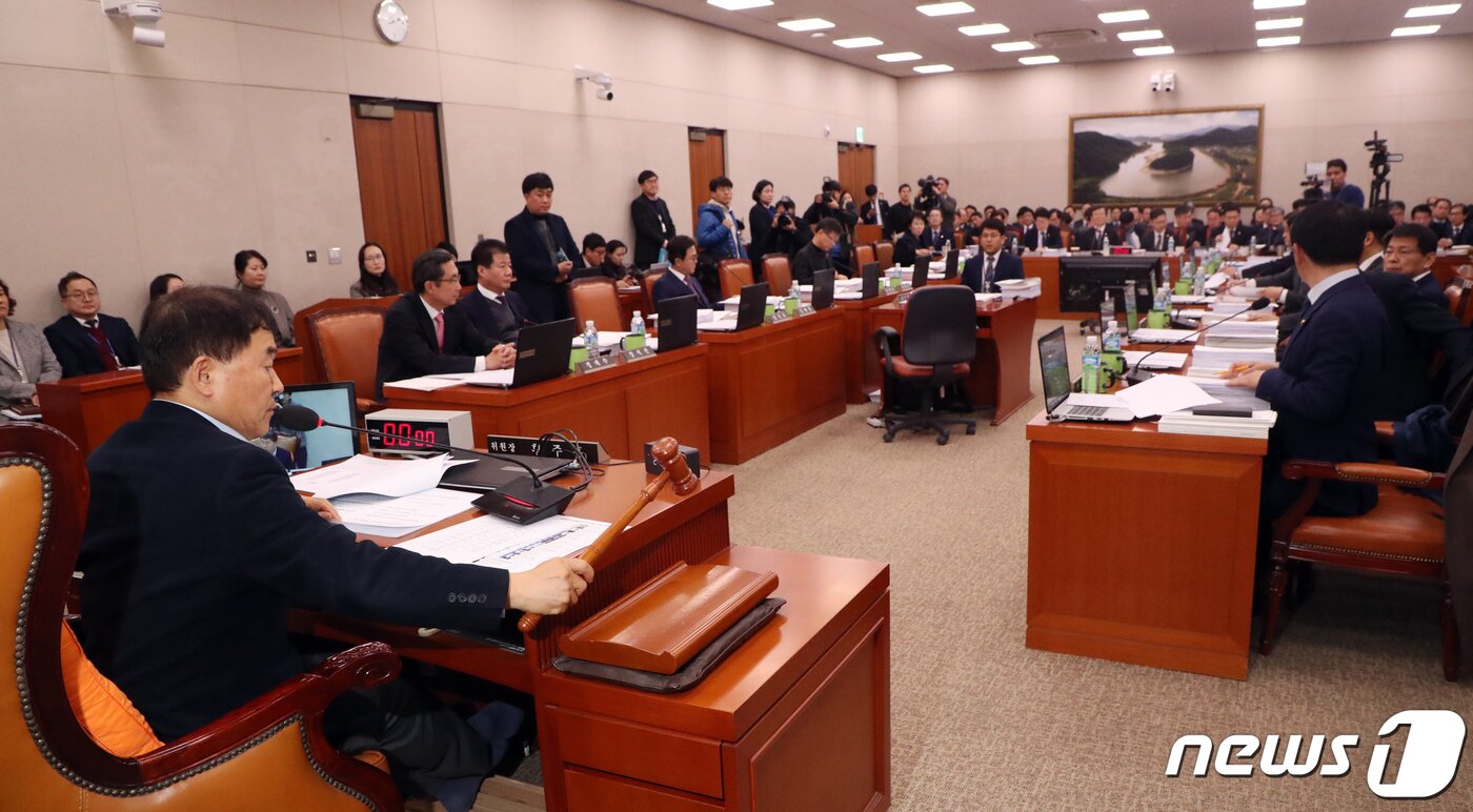 본문 이미지 - 황주홍 국회 농림축산식품해양수산위원회 위원장이 18일 서울 여의도 국회에서 열린 회의를 주재하고 있다. 2020.2.18/뉴스1 ⓒ News1 김명섭 기자