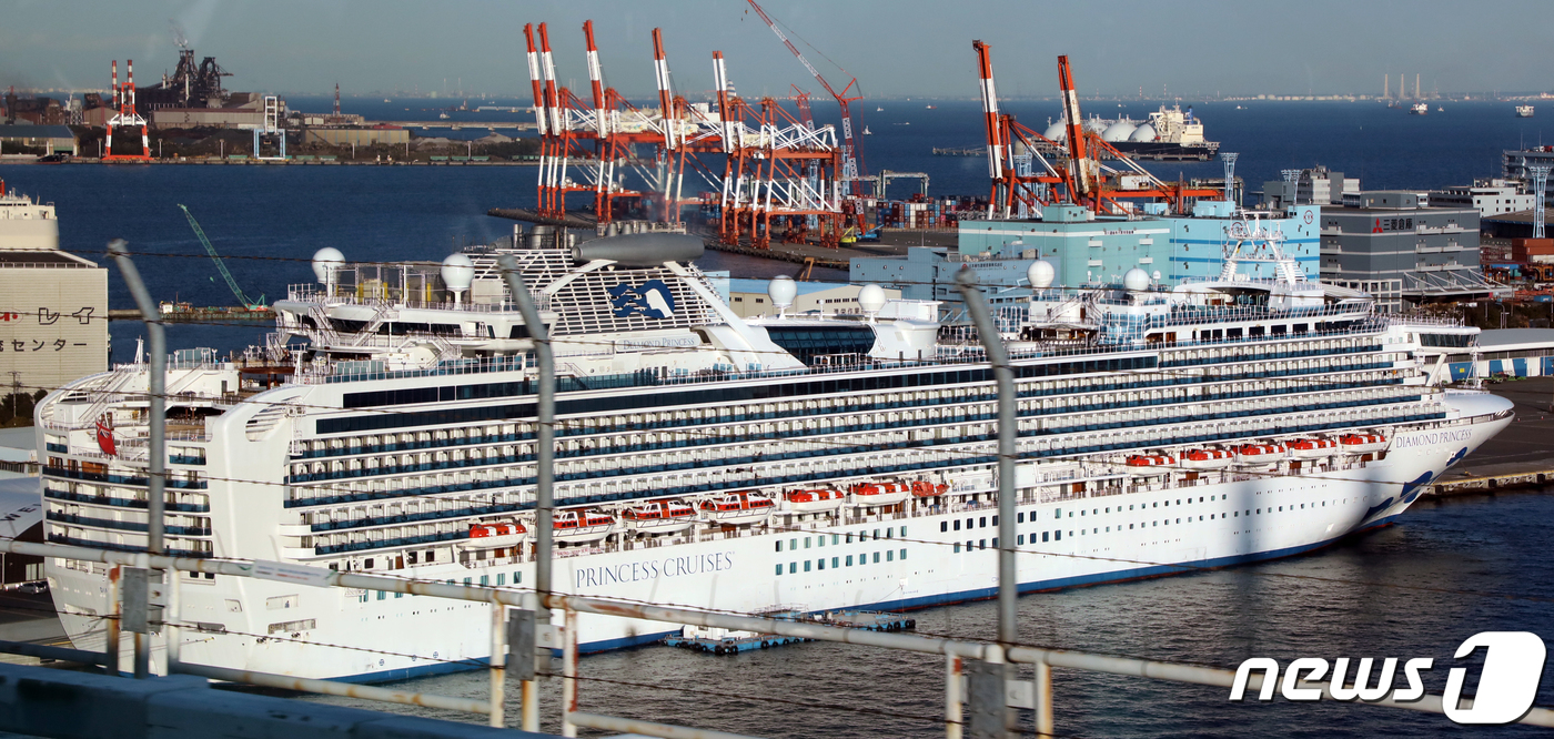 (요코하마(일본)=뉴스1) 황기선 기자 = 신종 코로나바이러스 감염증(코로나19) 환자가 대거 확인된 유람선 '다이아몬드 프린세스'호가 18일 오후 일본 요코하마항에 정박해 있다. …