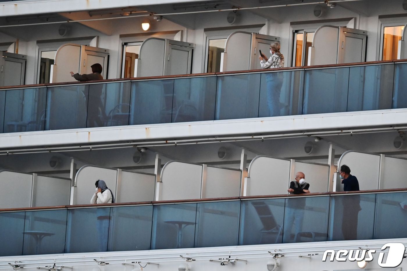 (요코하마 AFP=뉴스1) 우동명 기자 = 18일 (현지시간) 코로나19 환자가 집단 발생해 요코하마항에 발이 묶인 크루즈선 다이아몬드 프린세스호의 승객들이 발코니에 나와있다.ⓒ …