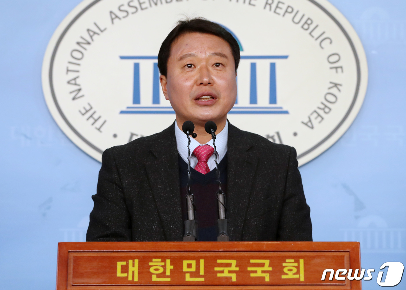 (서울=뉴스1) 박세연 기자 = 김창남 미래통합당 서울 강서갑 예비후보가 19일 오전 서울 여의도 국회 정론관에서 김남국 변호사 강서갑 출마 관련 기자회견을 하고 있다. 2020. …