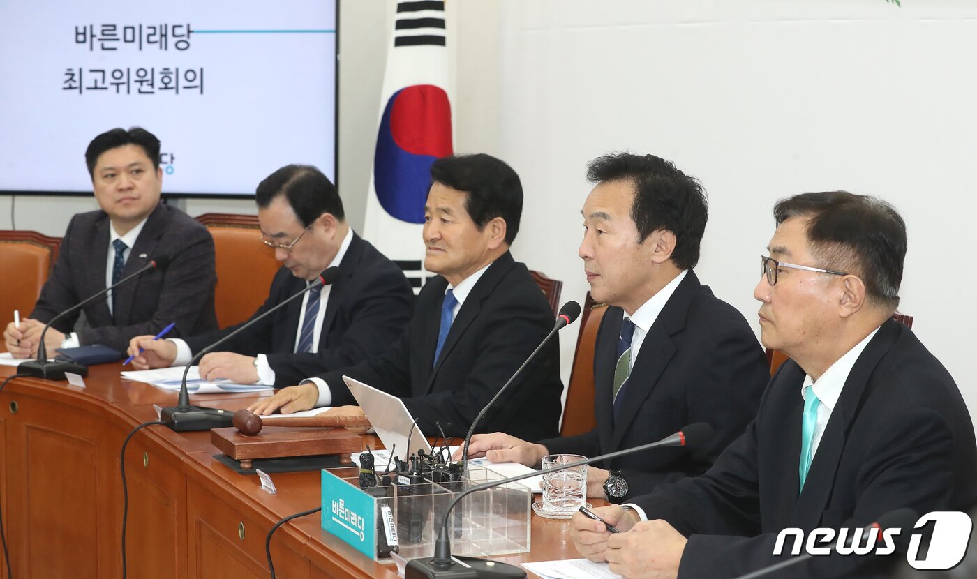 본문 이미지 - 손학규 바른미래당 대표가 19일 오전 서울 여의도 국회에서 열린 제205차 최고위원회의에서 모두발언을 하고 있다. 이날 손 대표는 지난 18일 안철수계 의원등 비례대표 9명이 의원직을 잃지 않는 제명 형식의 '셀프 제명'을 두고 "당헌·당규와 정당법을 위반한 무효행위＂라고 말했다. 2020.2.19/뉴스1 ⓒ News1 임세영 기자