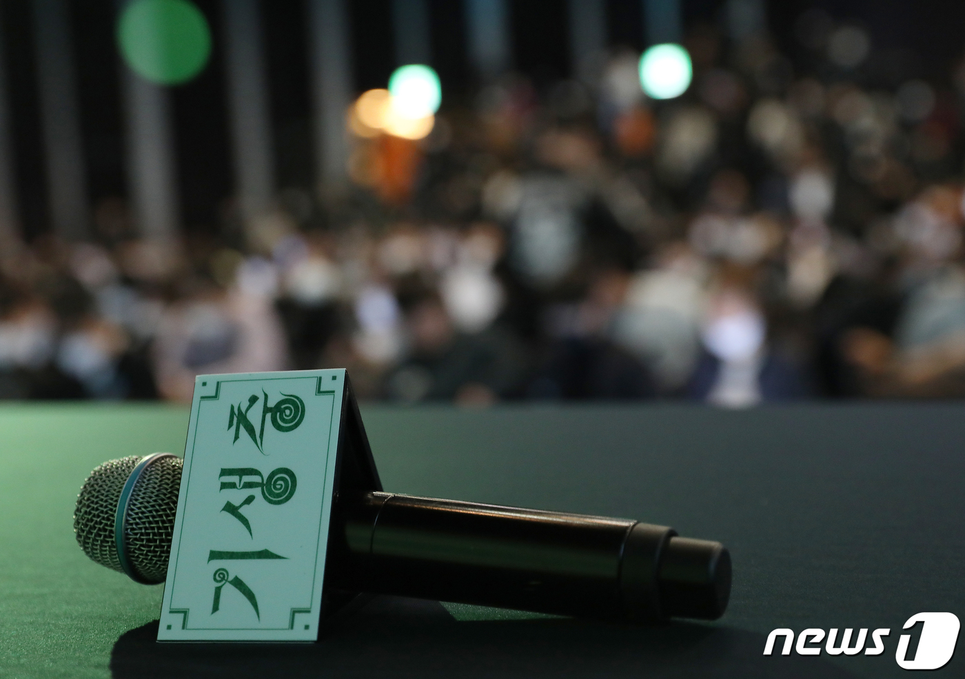 (서울=뉴스1) 김진환 기자 = 9일 오전 서울 중구 소공로 웨스틴조선호텔에서 열리는 영화 ‘기생충’ 기자회견을 앞두고 국내외 취재진들이 대기하고 있다.영화 '기생충'은 지난 9일 …