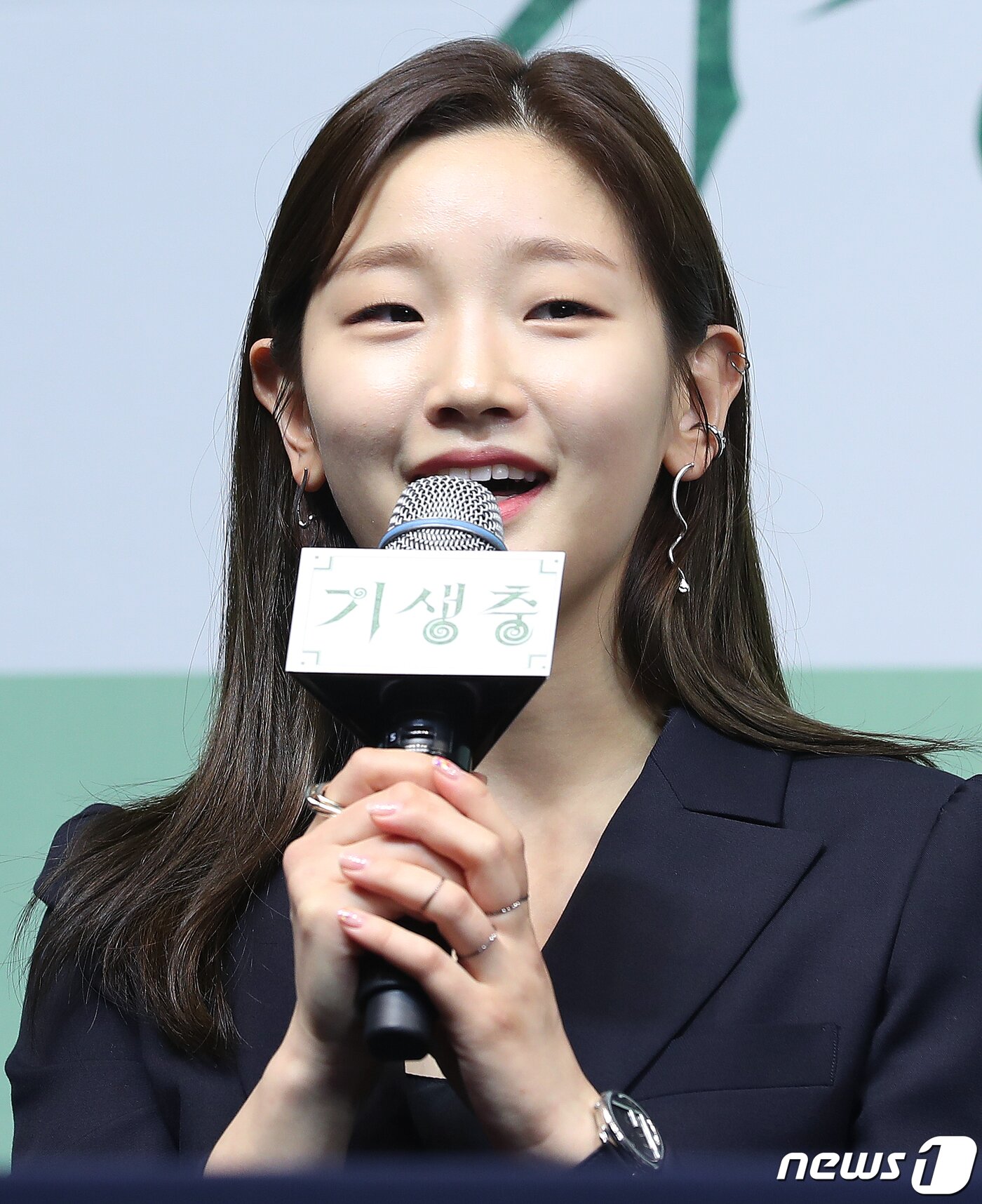 본문 이미지 - 배우 박소담이 19일 오전 서울 중구 소공로 웨스틴조선호텔에서 열린 영화 ‘기생충’ 기자회견에서 인사말을 하고 있다. 영화 '기생충'은 지난 9일(현지 시간) 한국 영화 최초로 제92회 아카데미 시상식에서 작품상을 비롯해 감독상, 국제극영화상(구 외국어영화상), 각본상을 수상하며 65년 만에 칸 영화제 황금종려상과아카데미 작품상을 동시에 석권하는 쾌거를 거뒀다. 2020.2.19/뉴스1 ⓒ News1 김진환 기자