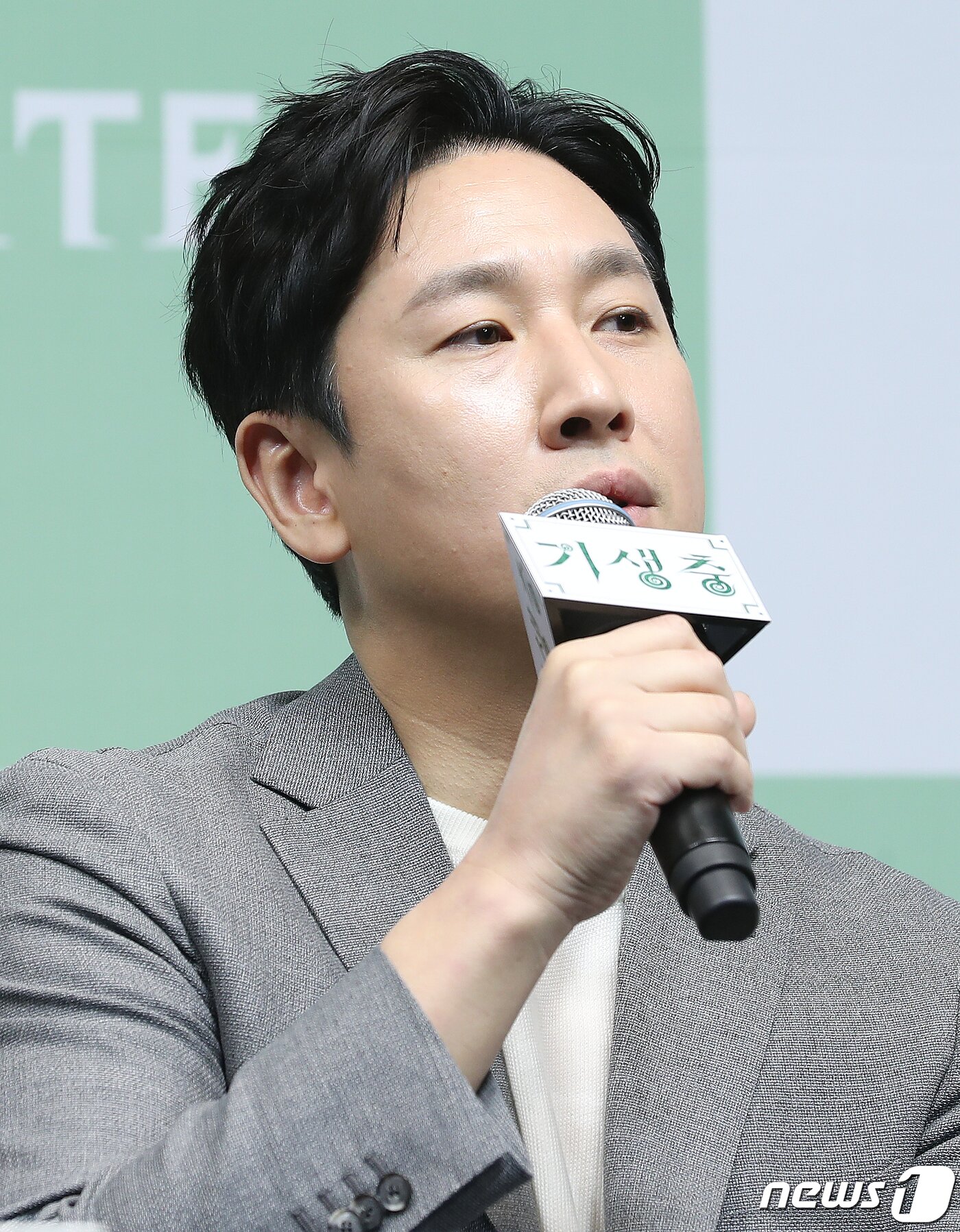 본문 이미지 - 배우 이선균이 19일 오전 서울 중구 소공로 웨스틴조선호텔에서 열린 영화 ‘기생충’ 기자회견에서 인사말을 하고 있다. 영화 '기생충'은 지난 9일(현지 시간) 한국 영화 최초로 제92회 아카데미 시상식에서 작품상을 비롯해 감독상, 국제극영화상(구 외국어영화상), 각본상을 수상하며 65년 만에 칸 영화제 황금종려상과아카데미 작품상을 동시에 석권하는 쾌거를 거뒀다. 2020.2.19/뉴스1 ⓒ News1 김진환 기자