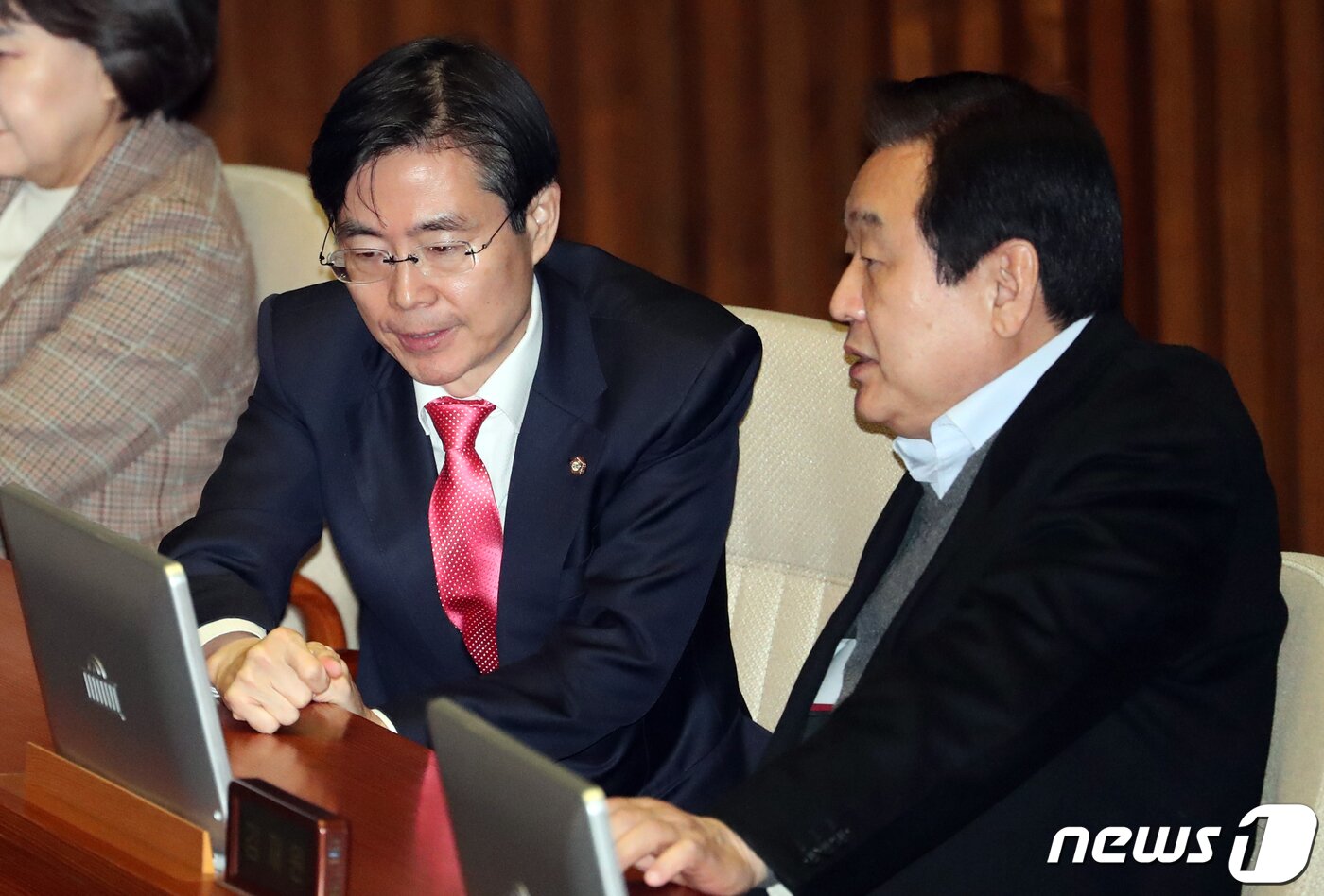 본문 이미지 - 김무성·조경태 미래통합당 의원이 19일 오전 서울 여의도 국회에서 열린 제376회 제2차본회의에서 대화를 하고 있다 2020.2.19/뉴스1 ⓒ News1 김명섭 기자
