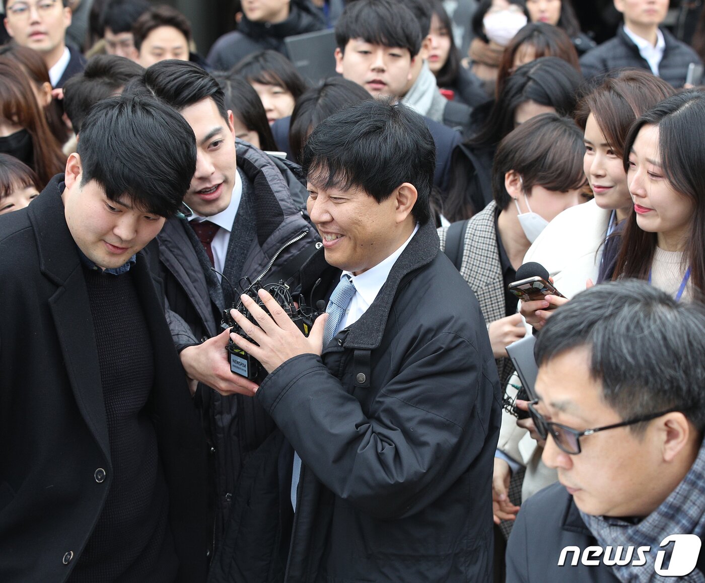 본문 이미지 - 이재웅 쏘카 대표가 19일 오전 서울 서초구 서울중앙지방법원에서 열린 여객자동차 운수 사업법 위반 선고공판을 마친 후 법정을 나서고 있다.  2020.2.19/뉴스1 ⓒ News1 신웅수 기자