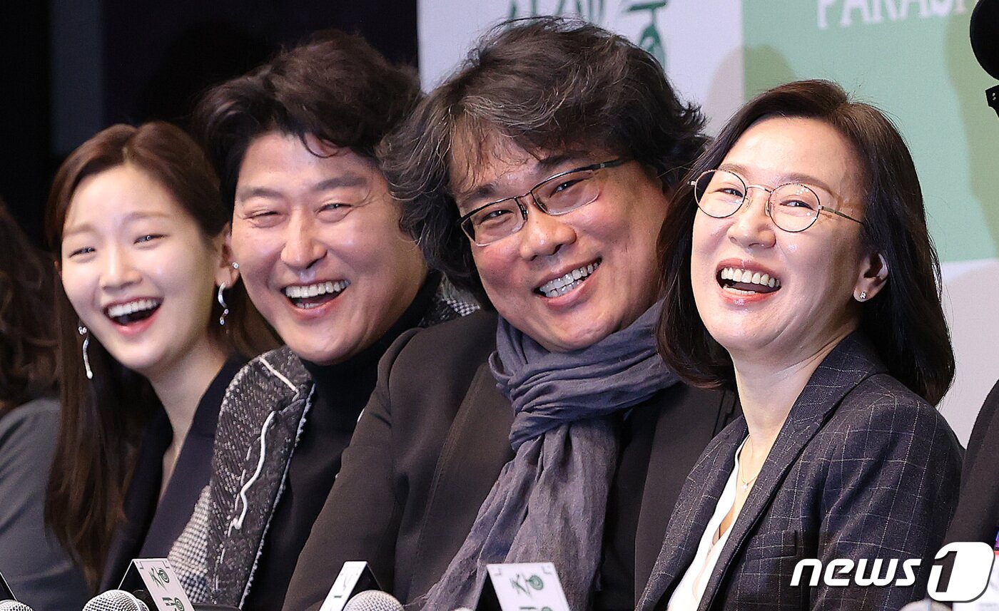 본문 이미지 - 봉준호 감독이 기생충 배우들과 함께 19일 오전 서울 중구 소공로 웨스틴조선호텔에서 열린 영화 '기생충' 기자회견에서 취재진들의 질문에 답변하며 미소짓고 있다. 영화 '기생충'은 한국 영화 최초로 제92회 아카데미 시상식에서 작품상을 비롯해 감독상, 국제극영화상(구 외국어영화상), 각본상을 수상하며 65년 만에 칸 영화제 황금종려상과아카데미 작품상을 동시에 석권하는 쾌거를 거뒀다. 2020.2.19/뉴스1 ⓒ News1 박지혜 기자