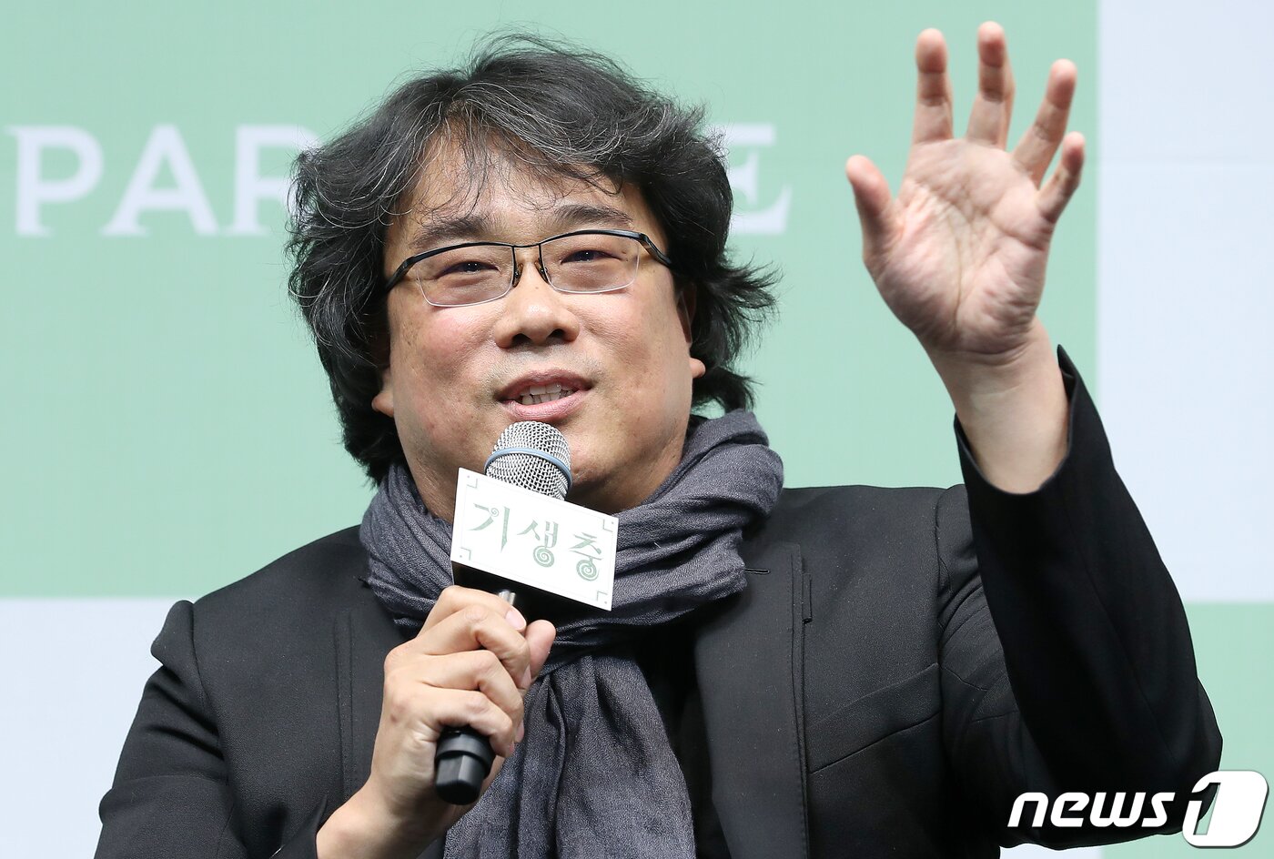 본문 이미지 - 봉준호 감독이 19일 오전 서울 중구 소공로 웨스틴조선호텔에서 열린 영화 ‘기생충’ 기자회견에서 취재진의 질문에 답변하고 있다. 영화 '기생충'은 지난 9일(현지 시간) 한국 영화 최초로 제92회 아카데미 시상식에서 작품상을 비롯해 감독상, 국제극영화상(구 외국어영화상), 각본상을 수상하며 65년 만에 칸 영화제 황금종려상과아카데미 작품상을 동시에 석권하는 쾌거를 거뒀다. 2020.2.19/뉴스1 ⓒ News1 김진환 기자