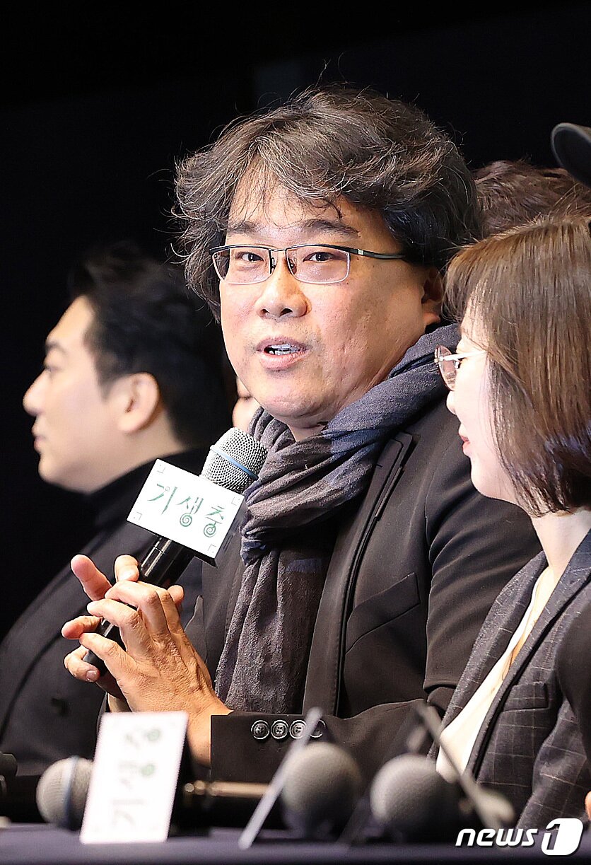 본문 이미지 - 봉준호 감독이 19일 오전 서울 중구 소공로 웨스틴조선호텔에서 열린 영화 '기생충' 기자회견에서 취재진들의 질문에 답변하고 있다. 영화 '기생충'은 한국 영화 최초로 제92회 아카데미 시상식에서 작품상을 비롯해 감독상, 국제극영화상(구 외국어영화상), 각본상을 수상하며 65년 만에 칸 영화제 황금종려상과아카데미 작품상을 동시에 석권하는 쾌거를 거뒀다. 2020.2.19/뉴스1 ⓒ News1 박지혜 기자