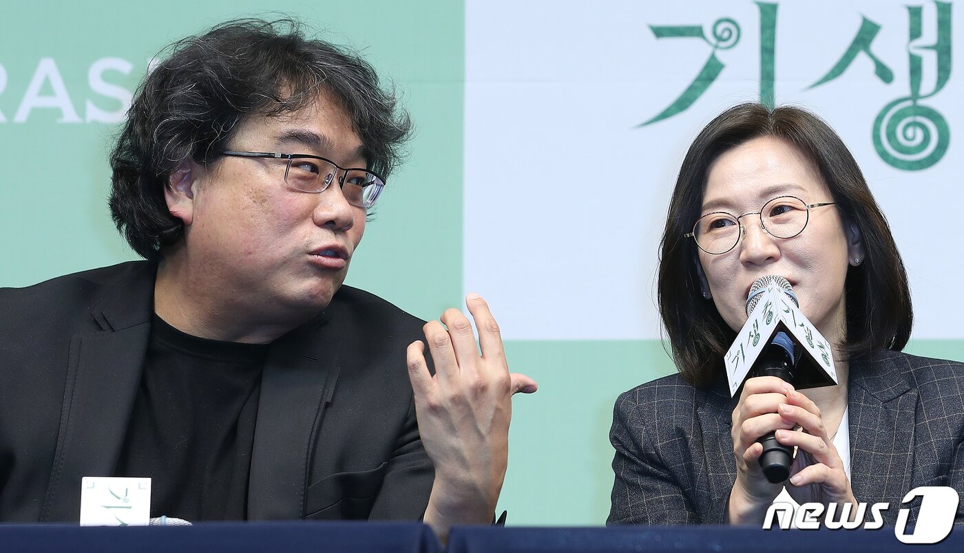본문 이미지 - 봉준호 감독과 곽신애 바른손이앤에이 대표(오른쪽)가 19일 오전 서울 중구 소공로 웨스틴조선호텔에서 열린 영화 ‘기생충’ 기자회견에서 대화를 나누고 있다. 영화 '기생충'은 지난 9일(현지 시간) 한국 영화 최초로 제92회 아카데미 시상식에서 작품상을 비롯해 감독상, 국제극영화상(구 외국어영화상), 각본상을 수상하며 65년 만에 칸 영화제 황금종려상과아카데미 작품상을 동시에 석권하는 쾌거를 거뒀다. 2020.2.19/뉴스1 ⓒ News1 김진환 기자