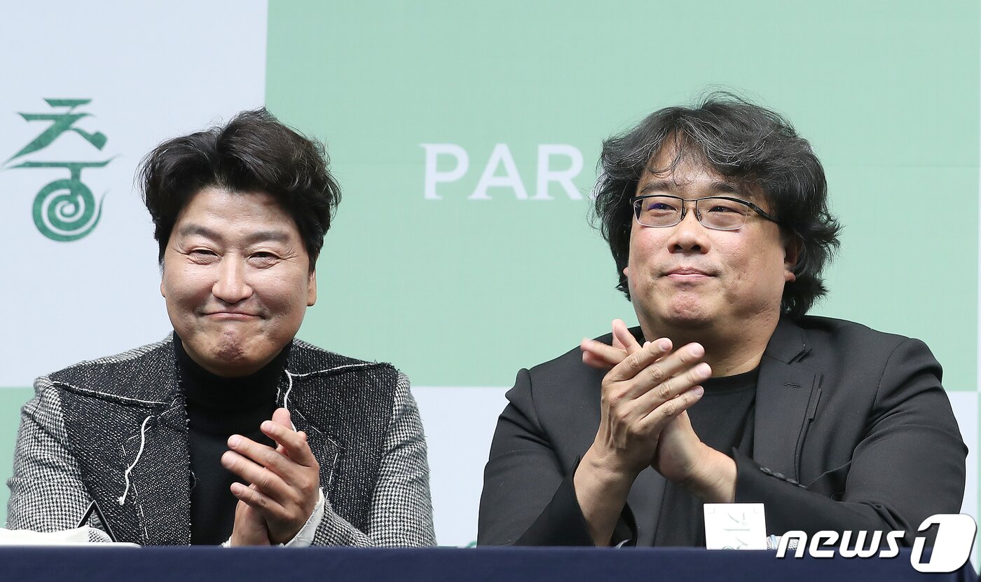 본문 이미지 - 배우 송강호와 봉준호 감독(오른쪽)이 19일 오전 서울 중구 소공로 웨스틴조선호텔에서 열린 영화 ‘기생충’ 기자회견에서 박수를 치고 있다. 영화 '기생충'은 지난 9일(현지 시간) 한국 영화 최초로 제92회 아카데미 시상식에서 작품상을 비롯해 감독상, 국제극영화상(구 외국어영화상), 각본상을 수상하며 65년 만에 칸 영화제 황금종려상과아카데미 작품상을 동시에 석권하는 쾌거를 거뒀다. 2020.2.19/뉴스1 ⓒ News1 김진환 기자
