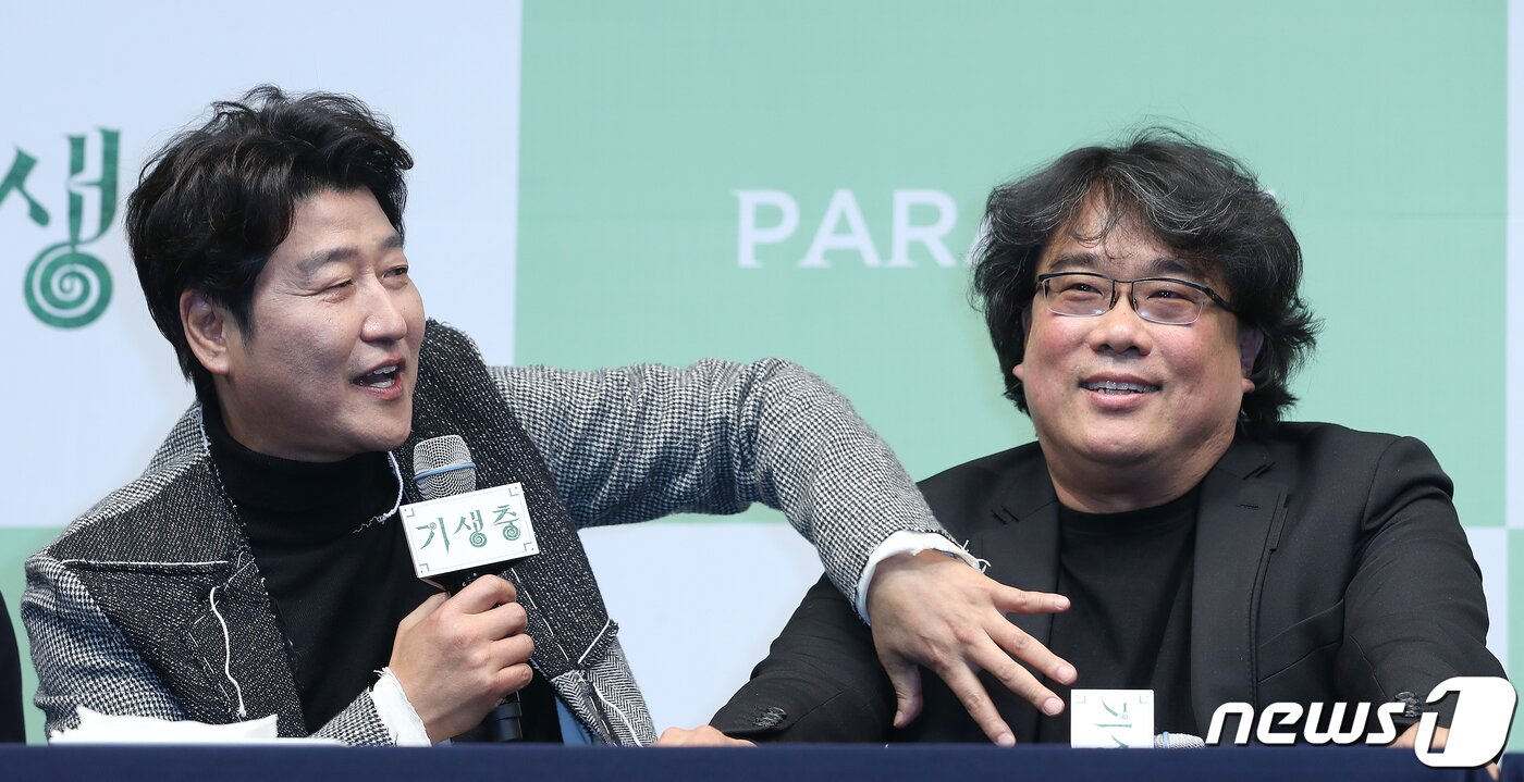 본문 이미지 - 배우 송강호가 19일 오전 서울 중구 소공로 웨스틴조선호텔에서 열린 영화 ‘기생충’ 기자회견에서 취재진의 질문에 답변하고 있다. 영화 '기생충'은 지난 9일(현지 시간) 한국 영화 최초로 제92회 아카데미 시상식에서 작품상을 비롯해 감독상, 국제극영화상(구 외국어영화상), 각본상을 수상하며 65년 만에 칸 영화제 황금종려상과아카데미 작품상을 동시에 석권하는 쾌거를 거뒀다. 2020.2.19/뉴스1 ⓒ News1 김진환 기자