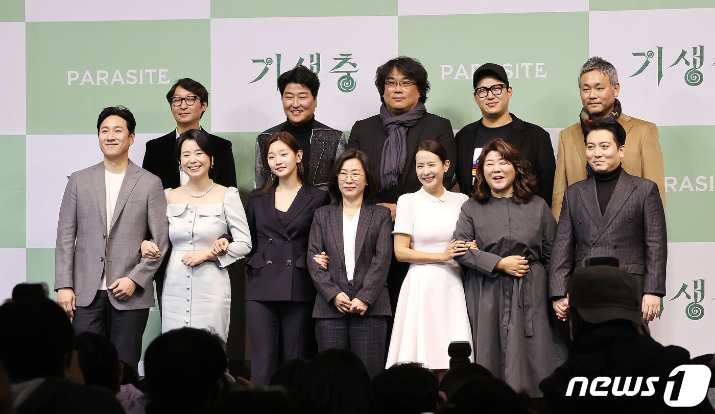 본문 이미지 - 봉준호 감독을 비롯한 영화 기생충의 주역들. 2020.2.19/뉴스1 ⓒ News1 박지혜 기자