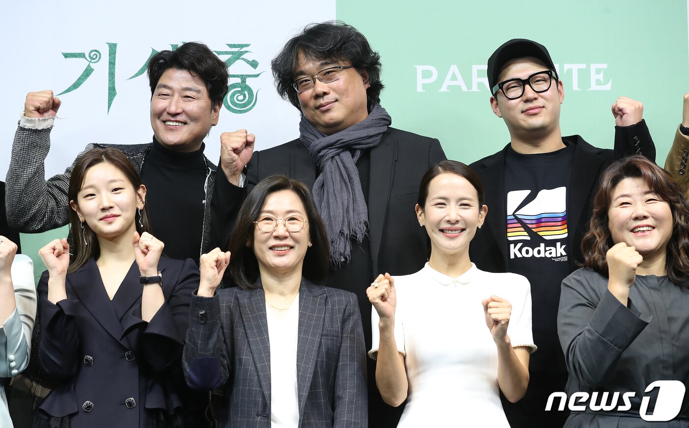 본문 이미지 - 배우 송강호(왼쪽 위 시계방향부터), 봉준호 감독, 한진원 작가, 배우 이정은, 조여정, 곽신애 바른손이앤에이 대표 배우 박소담이 19일 오전 서울 중구 소공로 웨스틴조선호텔에서 열린 영화 ‘기생충’ 기자회견에서 포즈를 취하고 있다. 영화 '기생충'은 지난 9일(현지 시간) 한국 영화 최초로 제92회 아카데미 시상식에서 작품상을 비롯해 감독상, 국제극영화상(구 외국어영화상), 각본상을 수상하며 65년 만에 칸 영화제 황금종려상과아카데미 작품상을 동시에 석권하는 쾌거를 거뒀다. 2020.2.19/뉴스1 ⓒ News1 김진환 기자