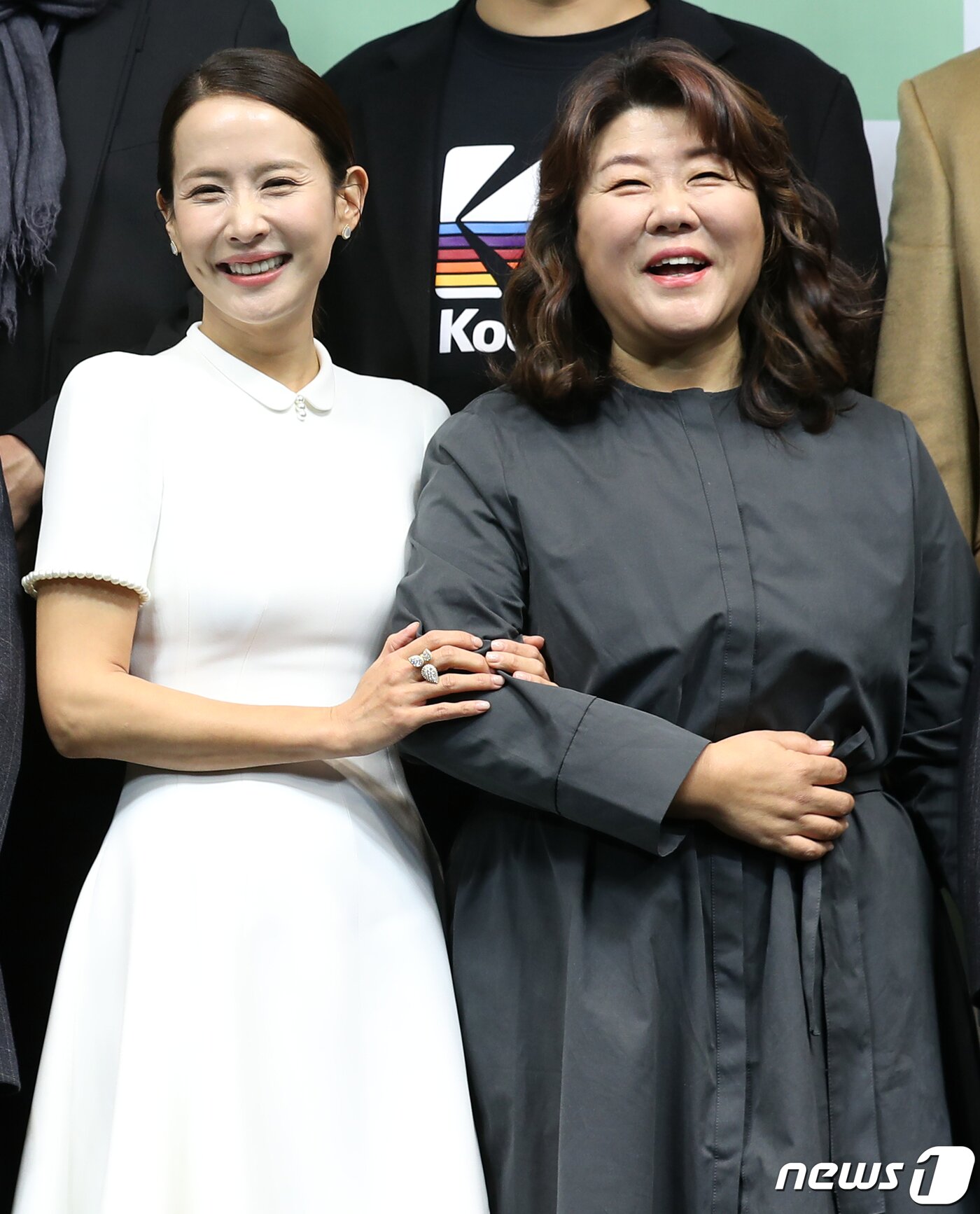 본문 이미지 - 배우 조여정과 이정은(오른쪽)이 19일 오전 서울 중구 소공로 웨스틴조선호텔에서 열린 영화 ‘기생충’ 기자회견에서 포즈를 취하고 있다. 영화 '기생충'은 지난 9일(현지 시간) 한국 영화 최초로 제92회 아카데미 시상식에서 작품상을 비롯해 감독상, 국제극영화상(구 외국어영화상), 각본상을 수상하며 65년 만에 칸 영화제 황금종려상과아카데미 작품상을 동시에 석권하는 쾌거를 거뒀다. 2020.2.19/뉴스1 ⓒ News1 김진환 기자