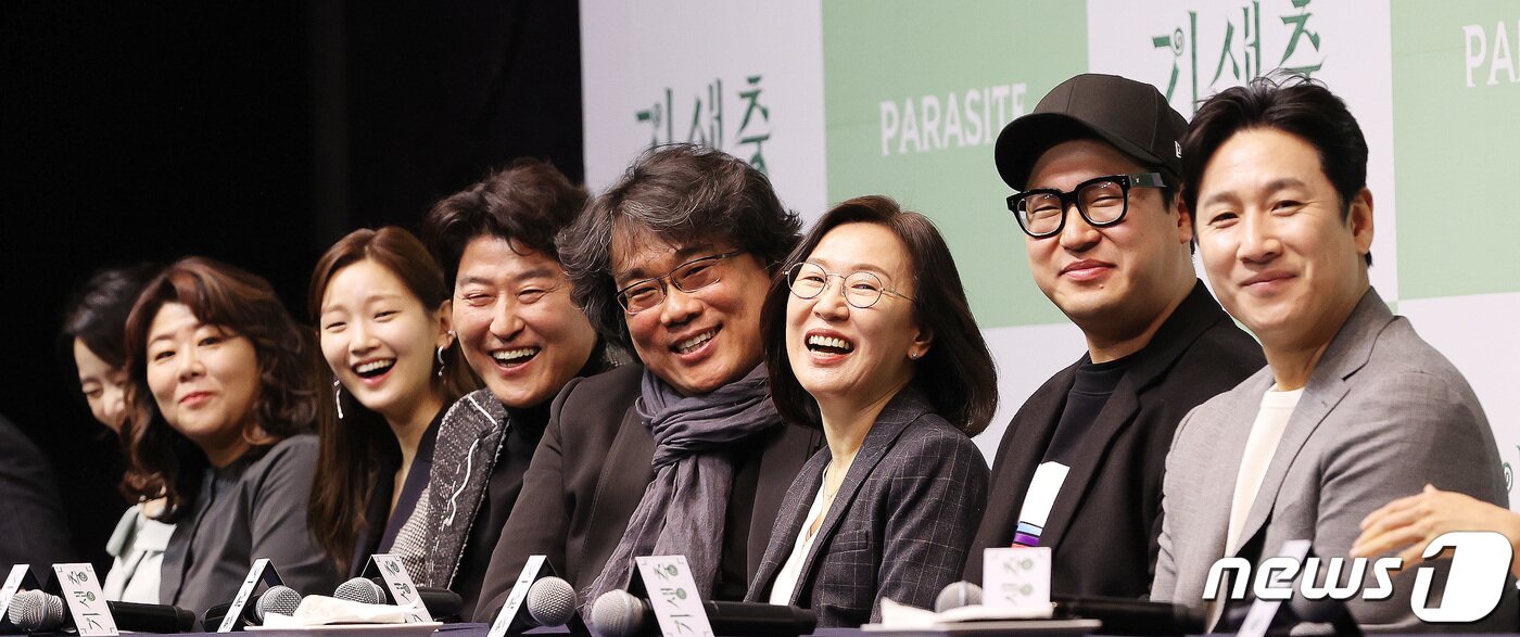 본문 이미지 - 봉준호 감독을 비롯한 영화 기생충의 주역들이 19일 오전 서울 중구 소공로 웨스틴조선호텔에서 열린 영화 '기생충' 기자회견에서 함박웃음을 짓고 있다. 영화 '기생충'은 한국 영화 최초로 제92회 아카데미 시상식에서 작품상을 비롯해 감독상, 국제극영화상(구 외국어영화상), 각본상을 수상하며 65년 만에 칸 영화제 황금종려상과 아카데미 작품상을 동시에 석권하는 쾌거를 거뒀다. 2020.2.19/뉴스1 ⓒ News1 박지혜 기자