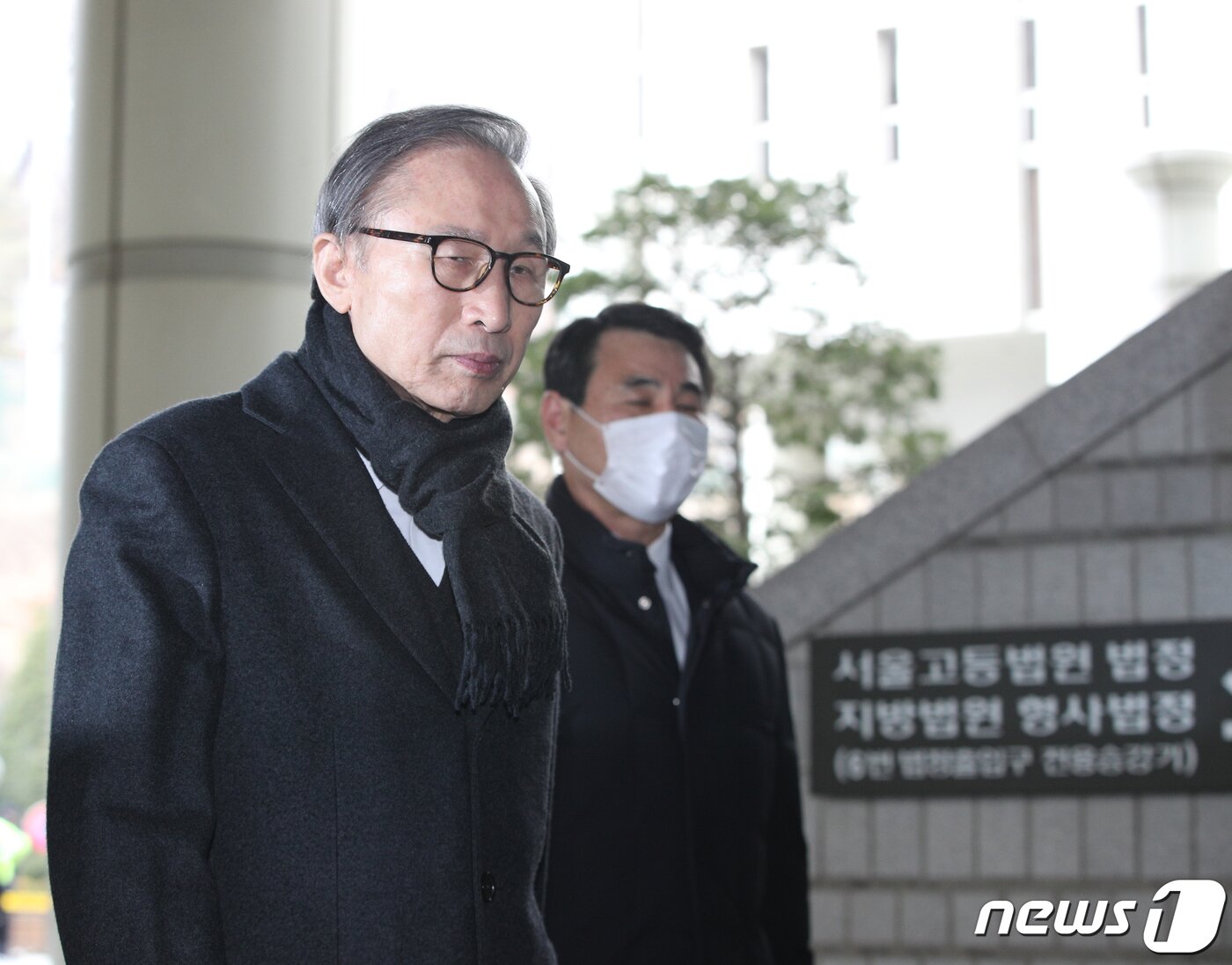 본문 이미지 - 이명박 전 대통령이 19일 오후 서울 서초구 중앙지법에서 열린 특정범죄가중처벌 등에 관한 법률위반(뇌물) 등 항소심 선고공판에 출석하고 있다. 2020.2.19/뉴스1 ⓒ News1 신웅수 기자