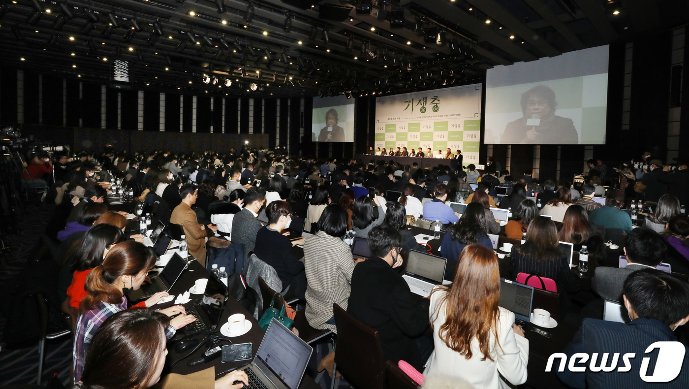 (서울=뉴스1) 박지혜 기자 = 봉준호 감독을 비롯한 영화 기생충의 주역들이 19일 오전 서울 중구 소공로 웨스틴조선호텔에서 열린 영화 '기생충' 기자회견에서 취재진의 질문에 답하 …