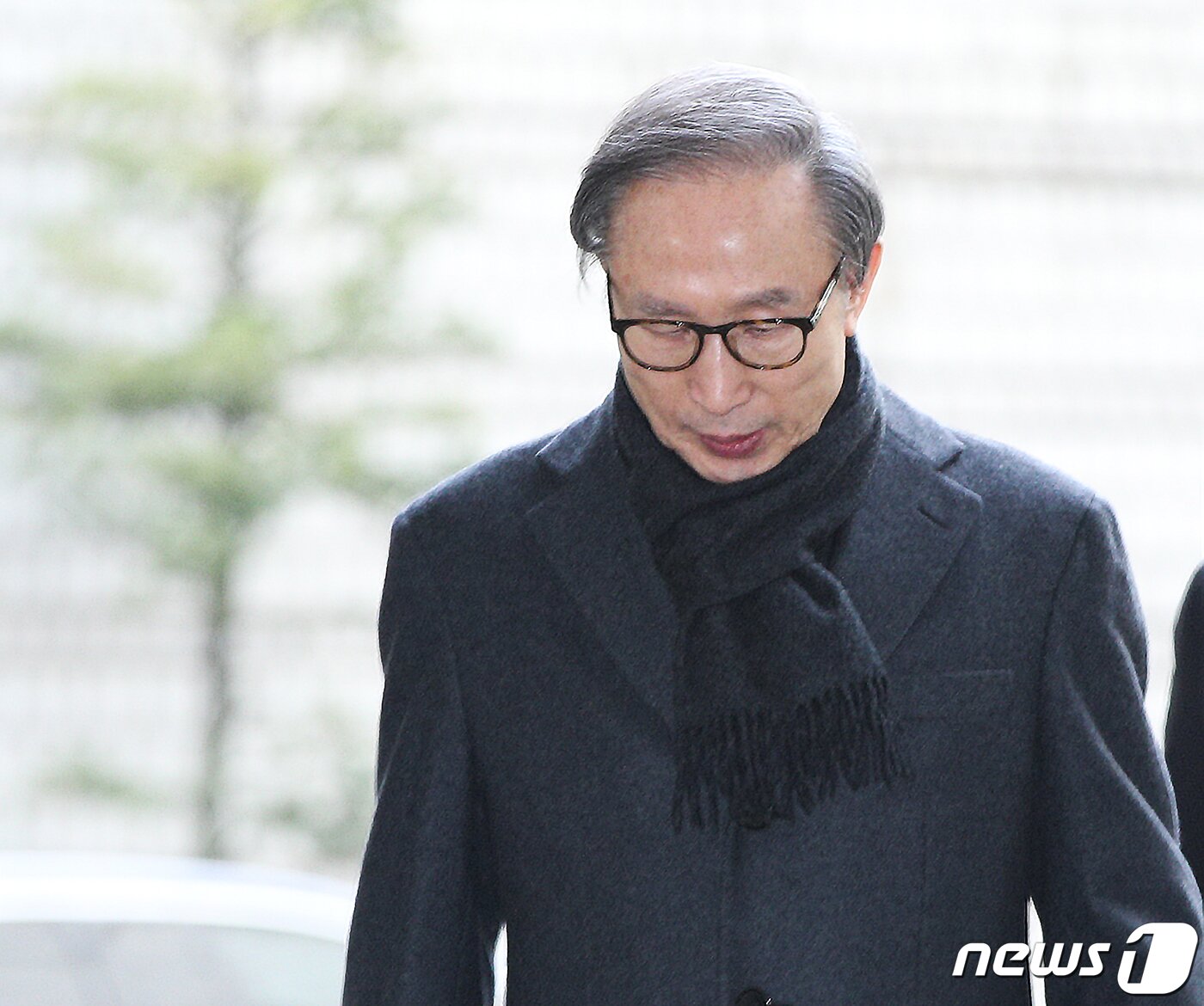본문 이미지 - 이명박 전 대통령이 19일 오후 서울 서초구 중앙지법에서 열린 특정범죄가중처벌 등에 관한 법률위반(뇌물) 등 항소심 선고공판에 출석하고 있다. 2020.2.19/뉴스1 ⓒ News1 신웅수 기자
