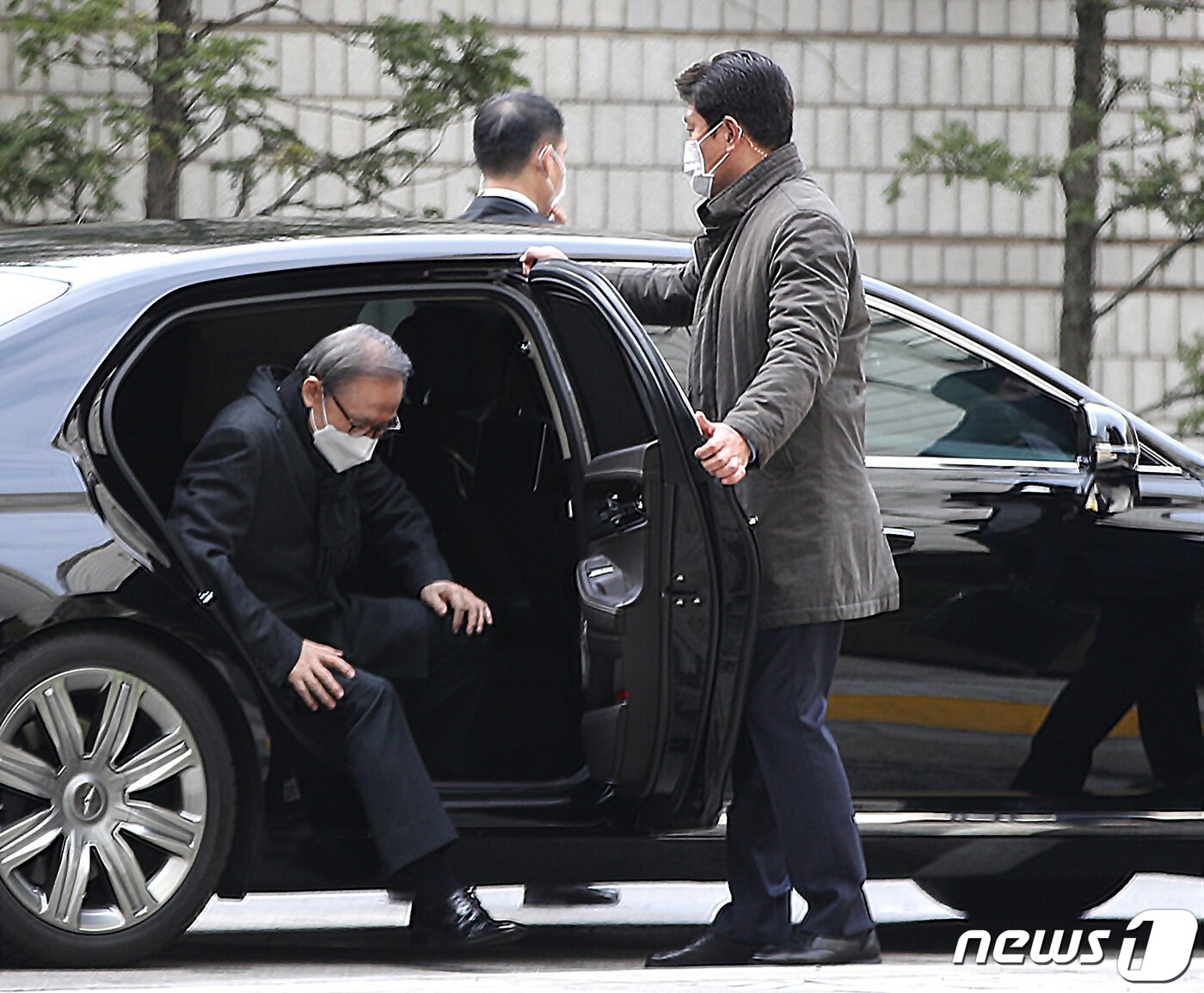 본문 이미지 - 이명박 전 대통령이 19일 오후 서울 서초구 중앙지법에서 열린 특정범죄가중처벌 등에 관한 법률위반(뇌물) 등 항소심 선고공판에 출석하고 있다. 2020.2.19/뉴스1 ⓒ News1 신웅수 기자