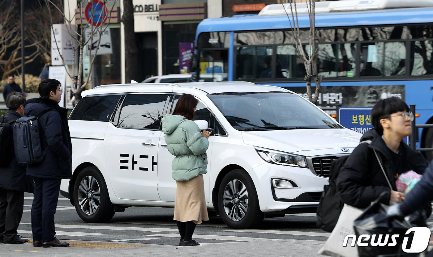 (서울=뉴스1) 박지혜 기자 = 차량공유 서비스 '타다'가 합법이라는 법원의 첫 판단이 나온 19일 오후 서울 도심에서 타다 차량이 운행하고 있다.이날 서울중앙지법 형사18단독 박 …