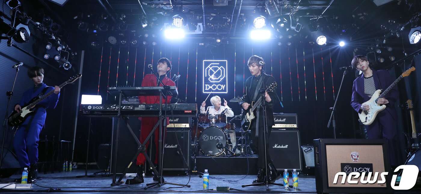 본문 이미지 - 글로벌 아이돌 밴드 디코이(D.COY)가 19일 오후 서울 마포구 어울마당로 홍대 롤링홀에서 열린 데뷔 싱글 'COLOR MAGIC' 발매 쇼케이스에서 신곡을 선보이고 있다. 2020.2.19/뉴스1 ⓒ News1 김진환 기자