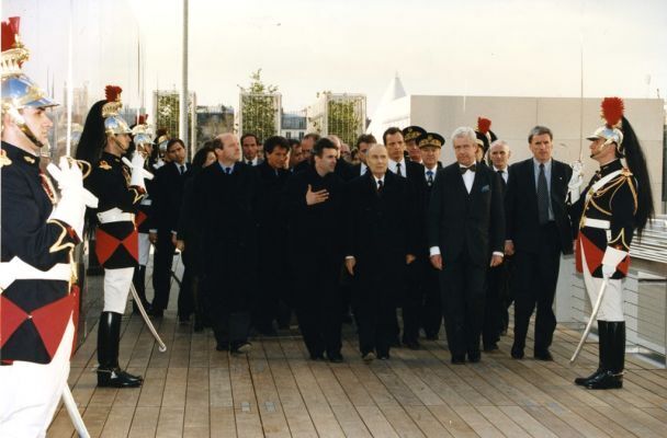 본문 이미지 - 1995년 3월30일 미테랑 대통령이 BnF개막식날 건축가 페로의 설명을 들으며 입장하고 있다. Sylvie Biscioni 제공